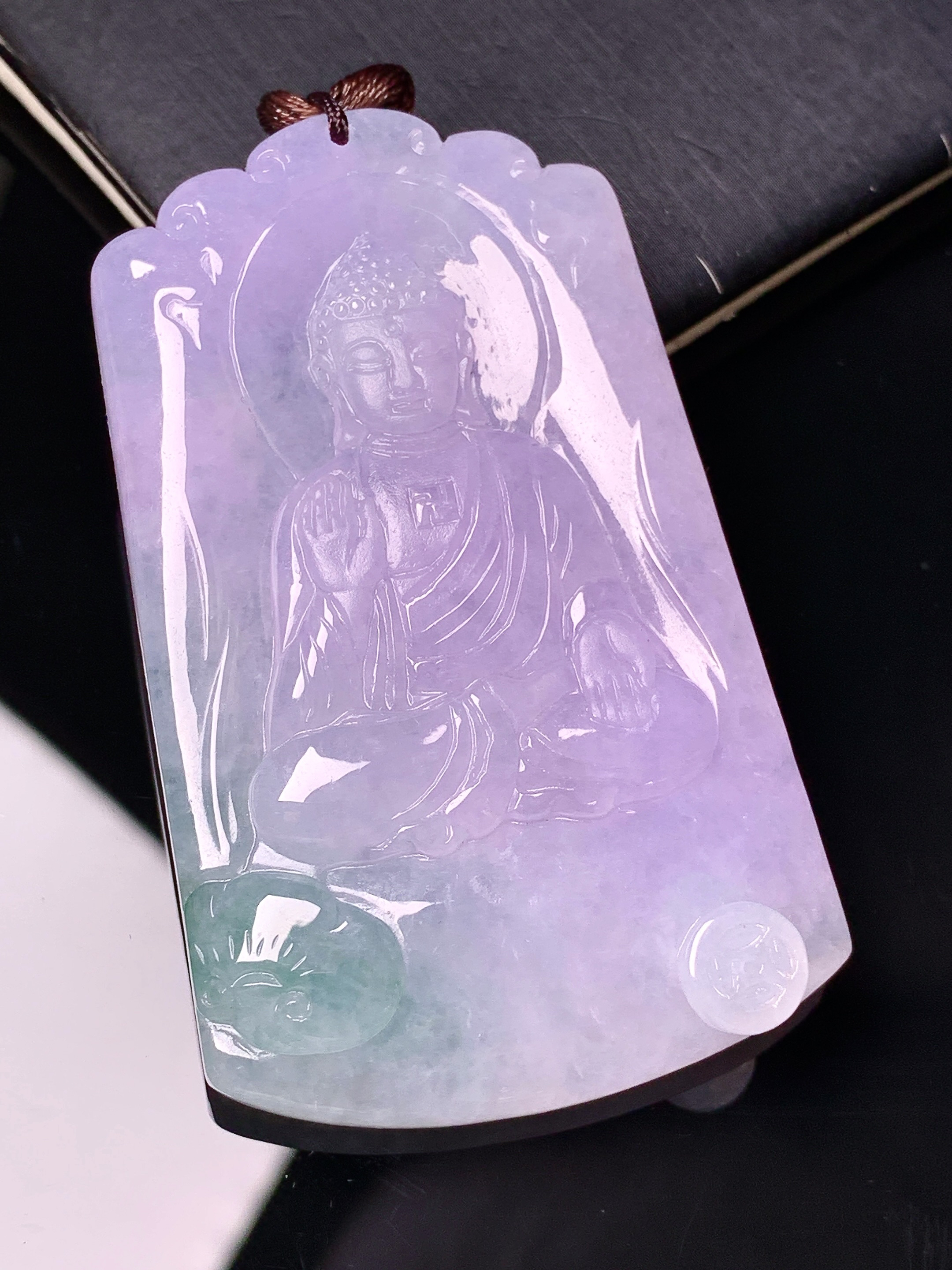 飘绿淡紫罗兰大日如来佛祖吊坠 玉质细腻 色泽艳丽清新 水润亮眼 整体尺寸59.8*36.6*7.3 b2