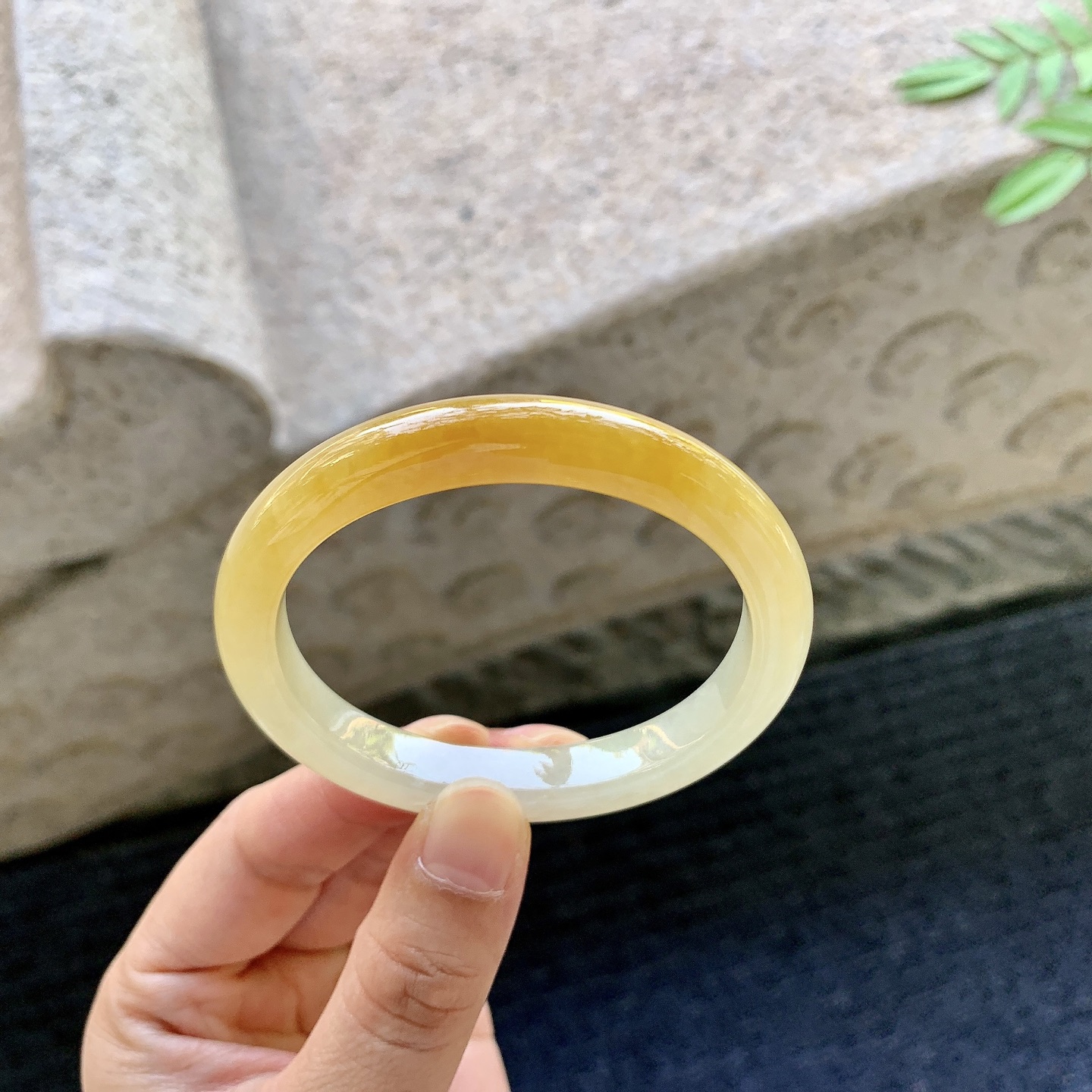 贵妃52 53，圈口52.9/46.3/8.7/7.3，编码GL081028，糯冰黄翡，水润，种老，细腻，打灯有纹絮