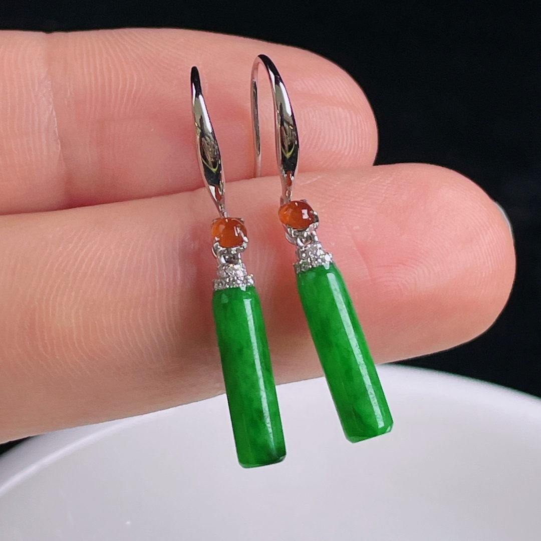 ️辣绿耳坠，老种起光，细底通透，尺寸：裸石13/3.7mm0809