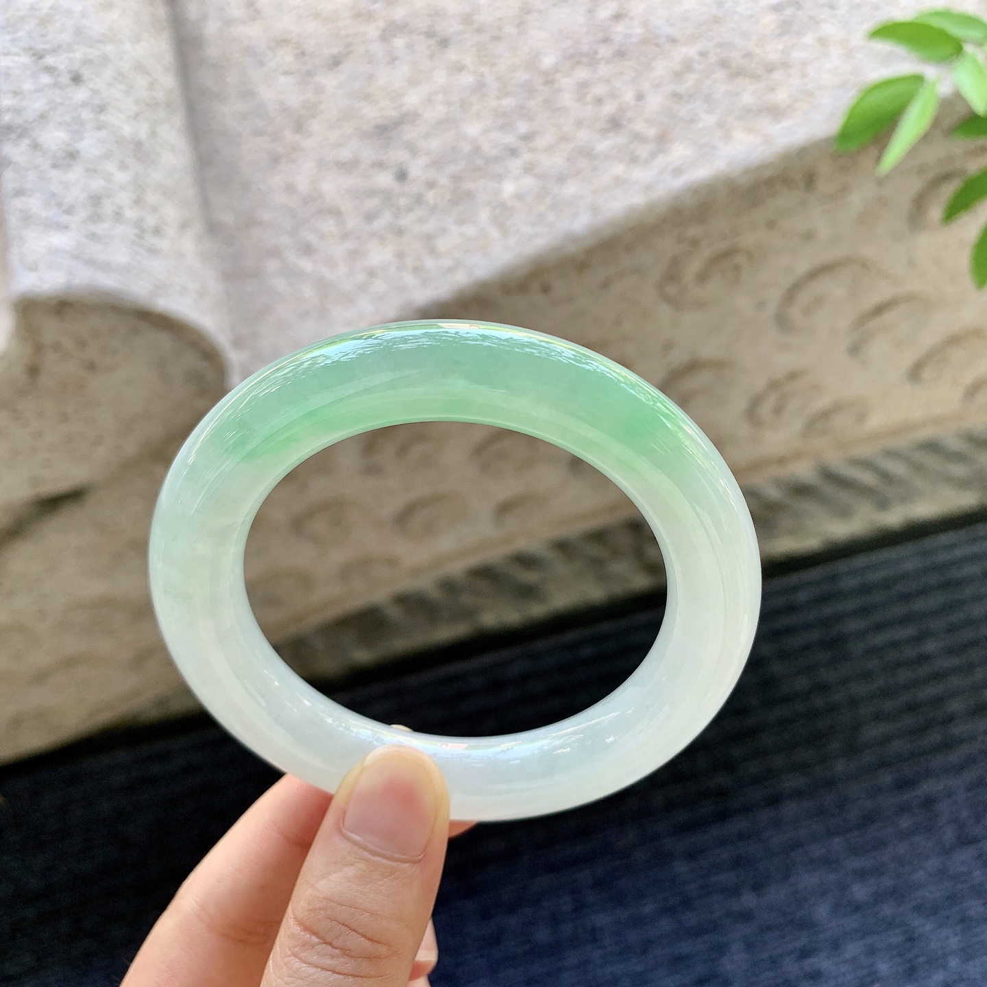 圆条55 56，圈口56.8/11.5/11.7，编码B2080915，描述：冰糯飘绿，水润，种老，细腻，无裂。
