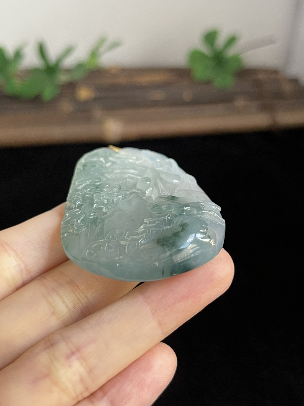 翡翠冰糯种飘绿山水牌，印记：G18K,伴钻石