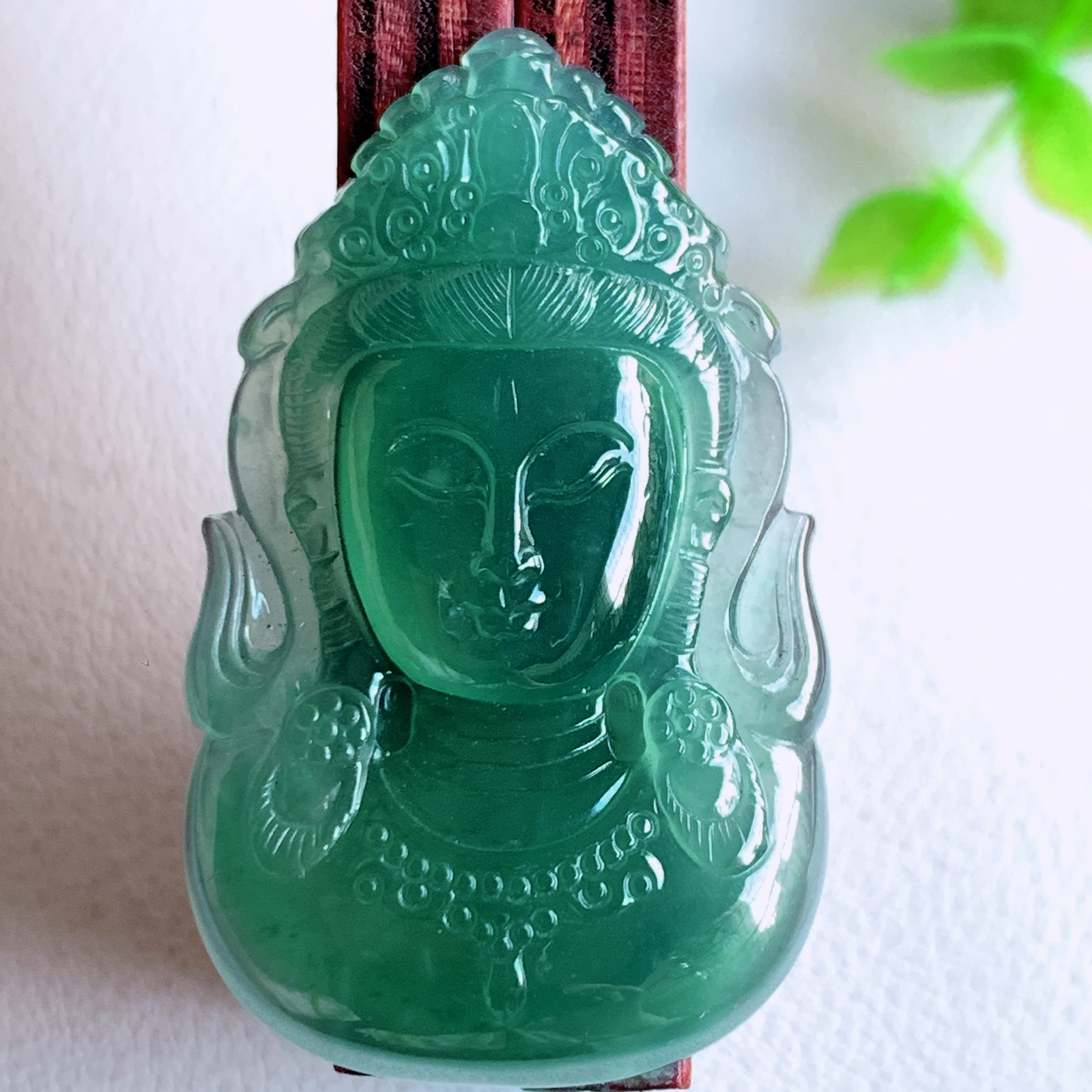 蓝冰精雕观音吊坠，法相端庄大气，工艺精湛，种色浓郁，细腻饱满冰润，种老水足，收藏佳品，佩戴大气  W03.7    尺寸：41.2-25-5.8mm