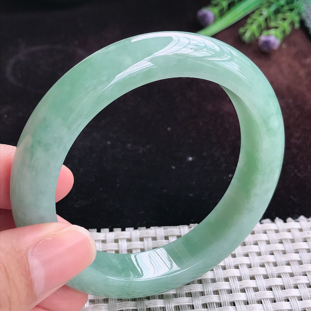 实拍A货翡翠58.5/13/9.5老坑秀气温润满色手镯宽边玉镯平安镯百搭