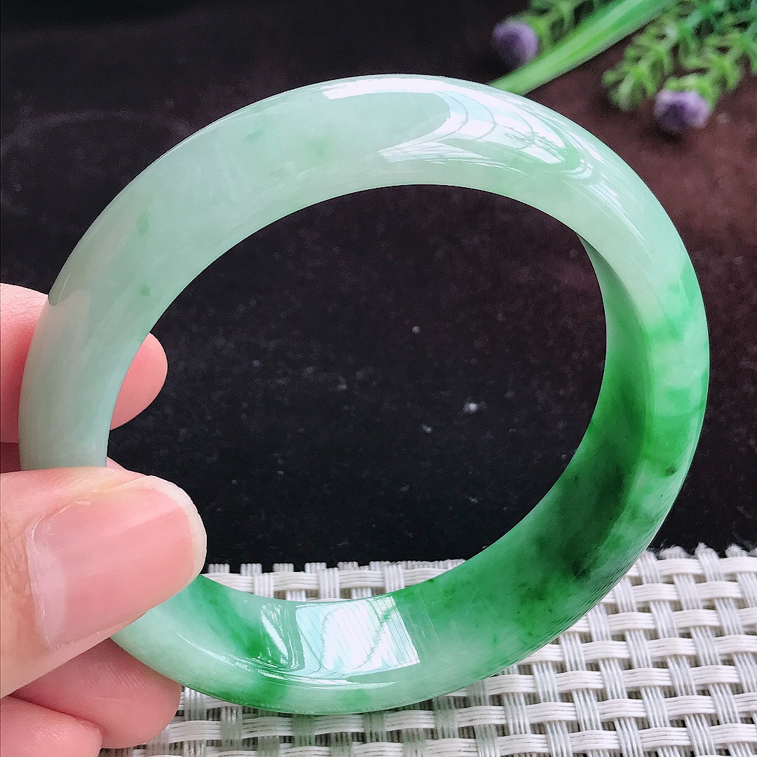 实拍A货翡翠57.5/15.3/8.5老坑温润辣阳绿手镯宽边玉镯平安镯百搭