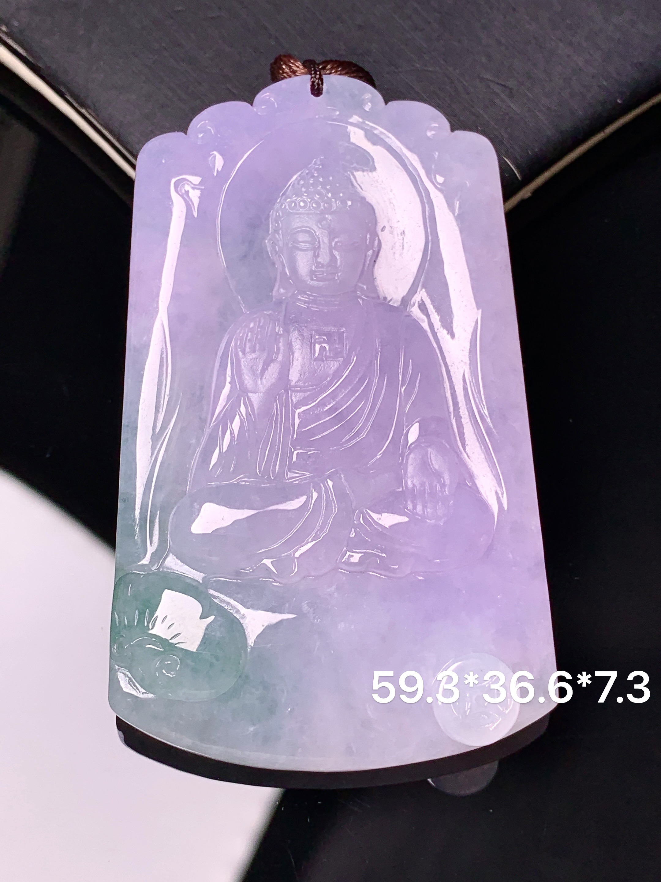 飘绿淡紫罗兰大日如来佛祖吊坠 玉质细腻 色泽艳丽清新 水润亮眼 整体尺寸59.8*36.6*7.3 b2