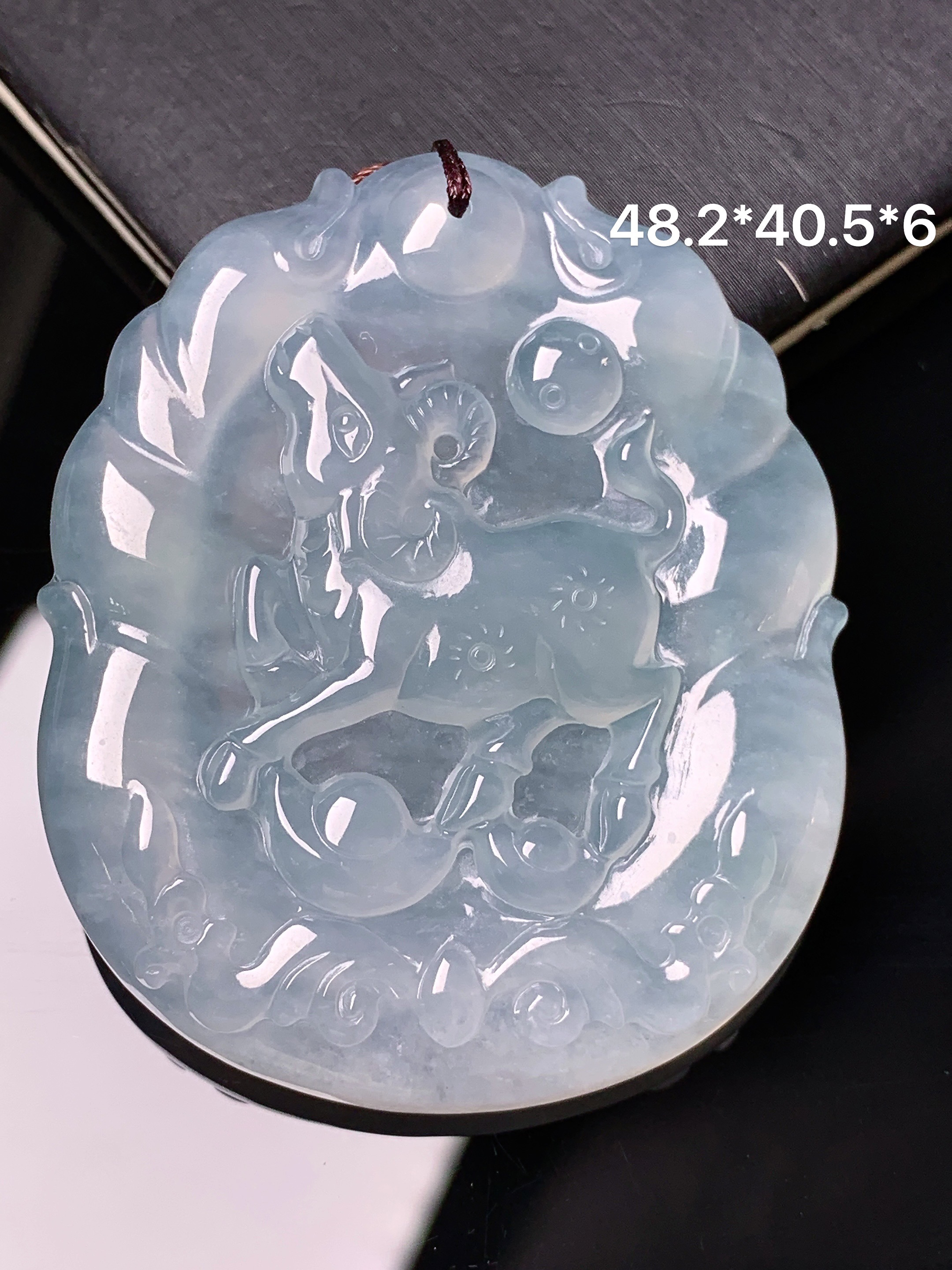 冰种生肖羊牌吊坠 玉质细腻 色泽艳丽清新 水润亮眼 整体尺寸48.2*40.5*6 b2