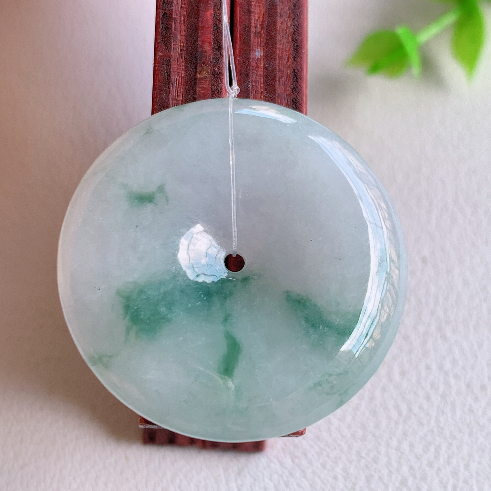冰润飘花平安扣吊坠，厚装饱满，冰润剔透，细腻水足，种质润泽，飘花灵动，佩戴优雅大气，W49.7   尺寸：29.5-6mm