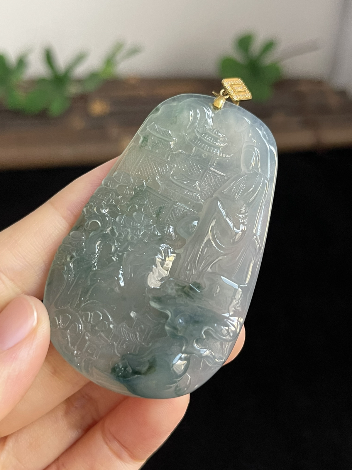 翡翠冰糯种飘绿山水牌，印记：G18K,伴钻石