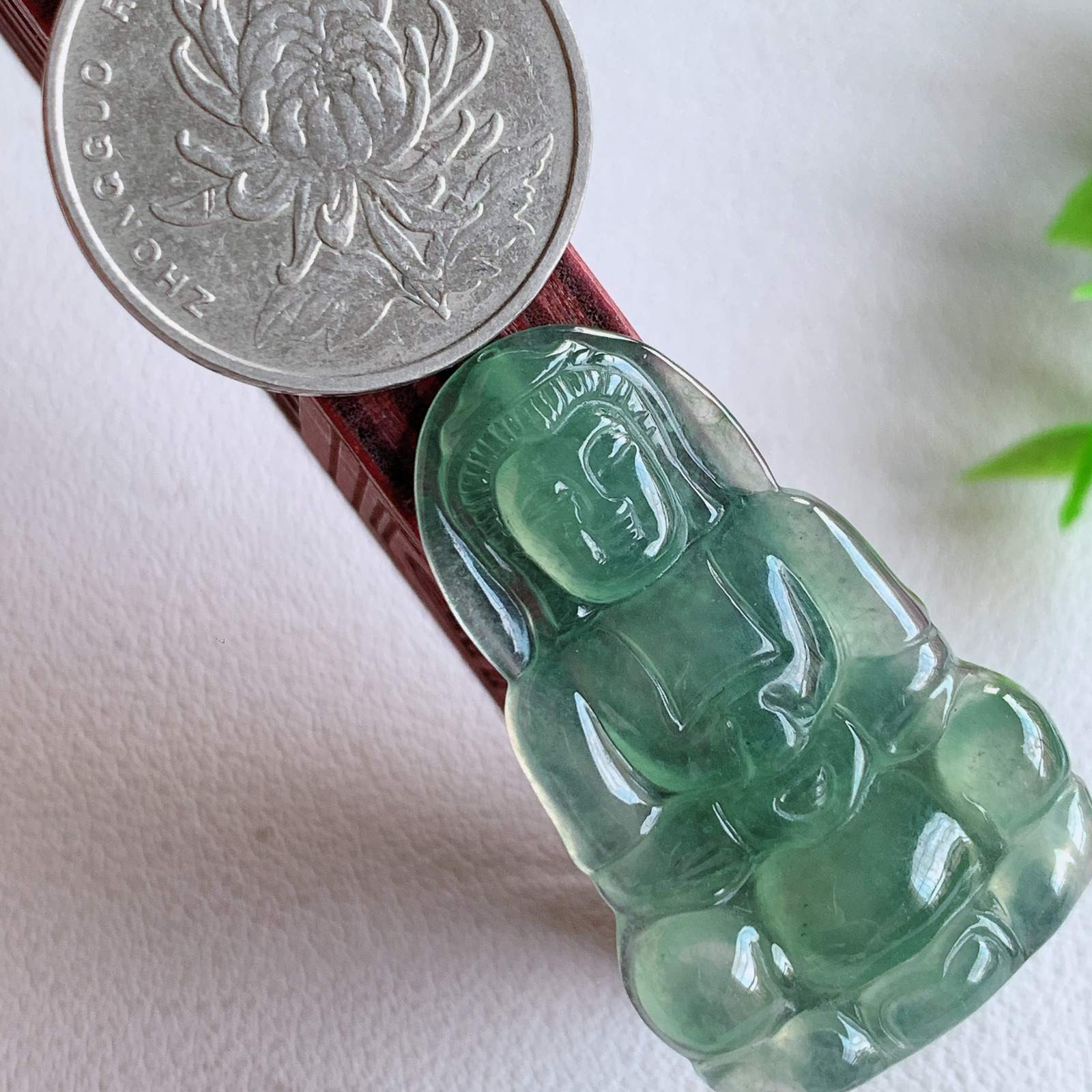 冰润精雕观音吊坠，法相端庄大气，工艺精湛，种色浓郁，细腻饱满冰润，种老水足，收藏佳品，佩戴大气  W03.7  尺寸：38.2-23.8-4mm