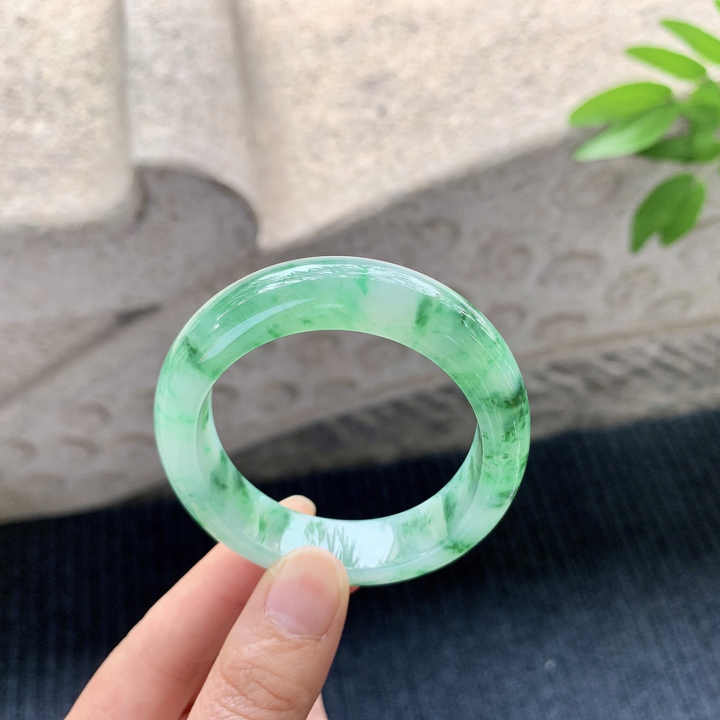 贵妃52 53，圈口53.8/46.3/12.6/8，编码A1080950，描述冰糯飘绿花，水润，种老，细腻，打灯有絮线