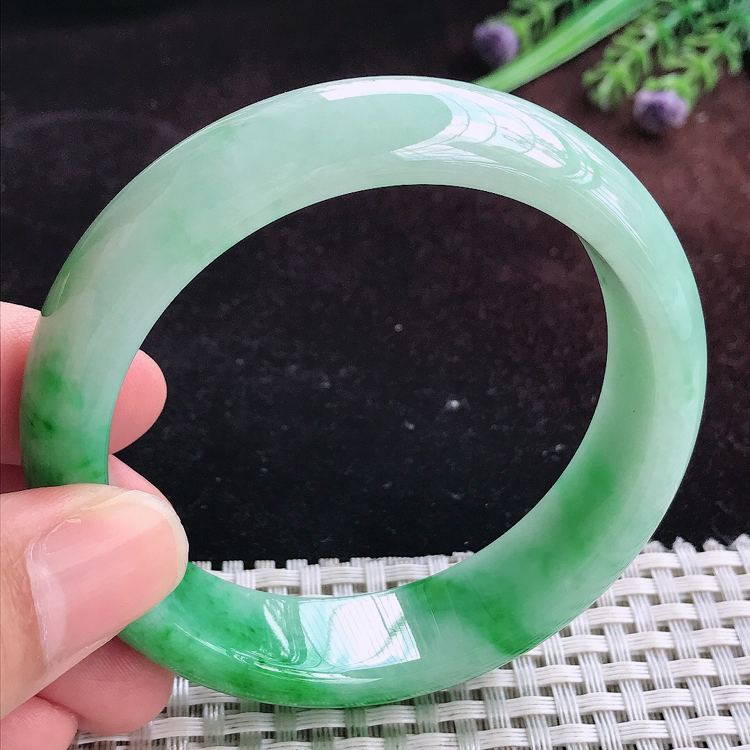 实拍A货翡翠57.5/15.3/8.5老坑温润辣阳绿手镯宽边玉镯平安镯百搭