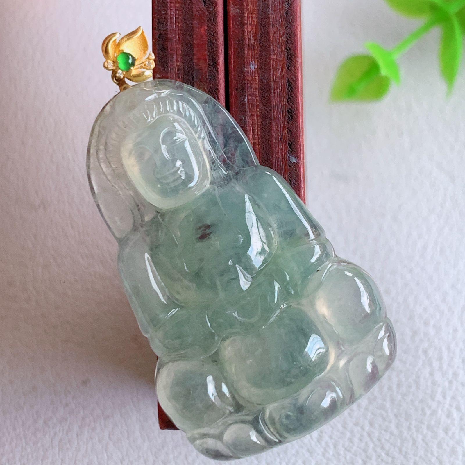 18k金扣冰润精雕观音吊坠，法相端庄大气，工艺精湛，种色浓郁，细腻饱满冰润，种老水足，收藏佳品，佩戴大气  W03.7  尺寸：36.2-23-4.5mm