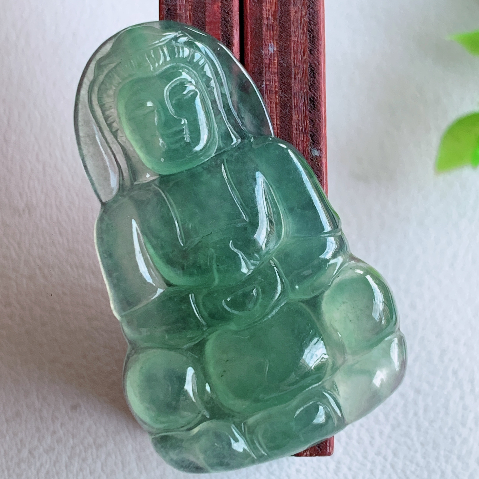 冰润精雕观音吊坠，法相端庄大气，工艺精湛，种色浓郁，细腻饱满冰润，种老水足，收藏佳品，佩戴大气  W03.7  尺寸：38.2-23.8-4mm