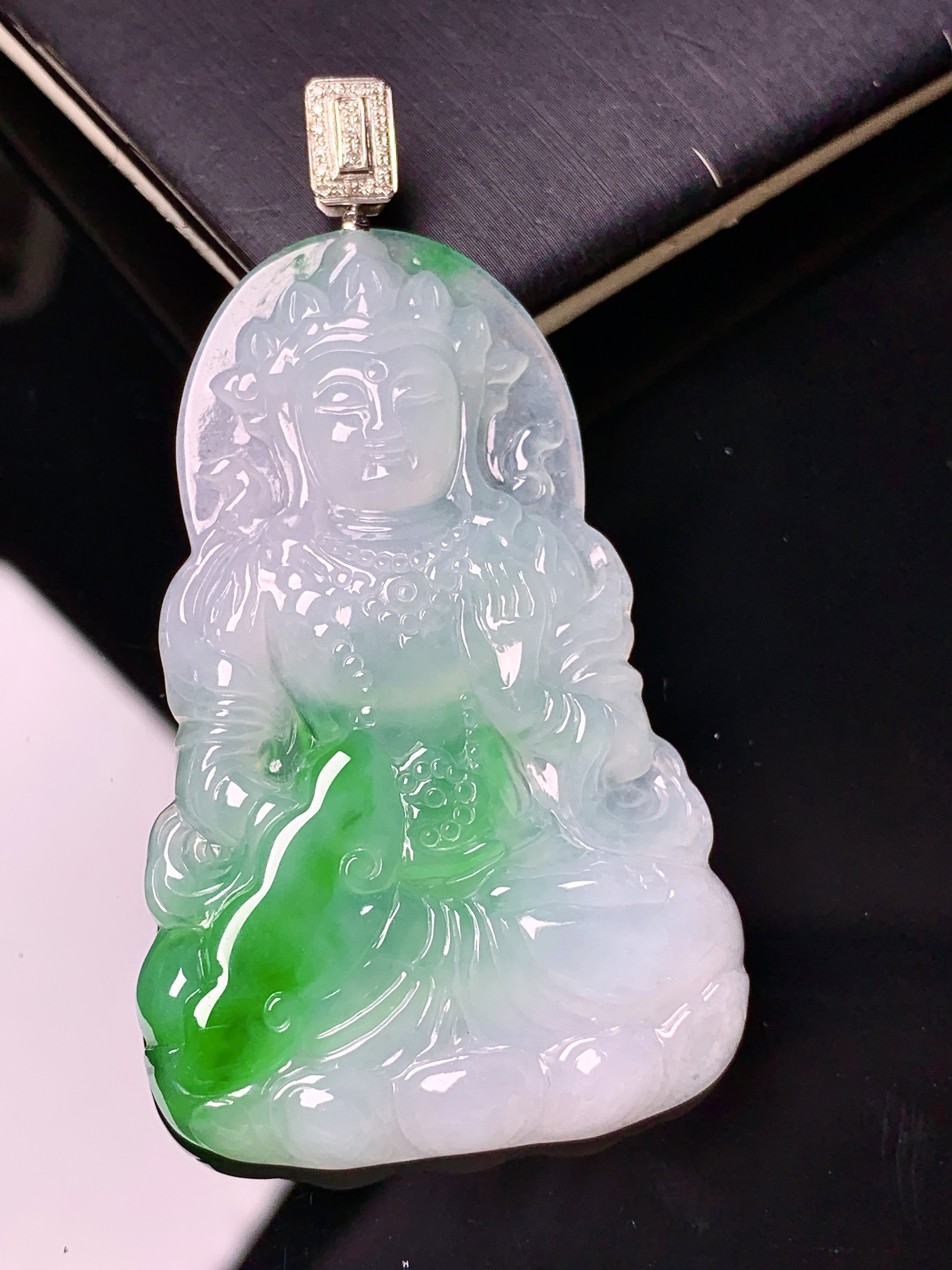 18k金钻镶嵌飘绿度母观音菩萨吊坠 玉质细腻 色泽艳丽清新 水润亮眼 整体尺寸58.7*32*5.3 w1