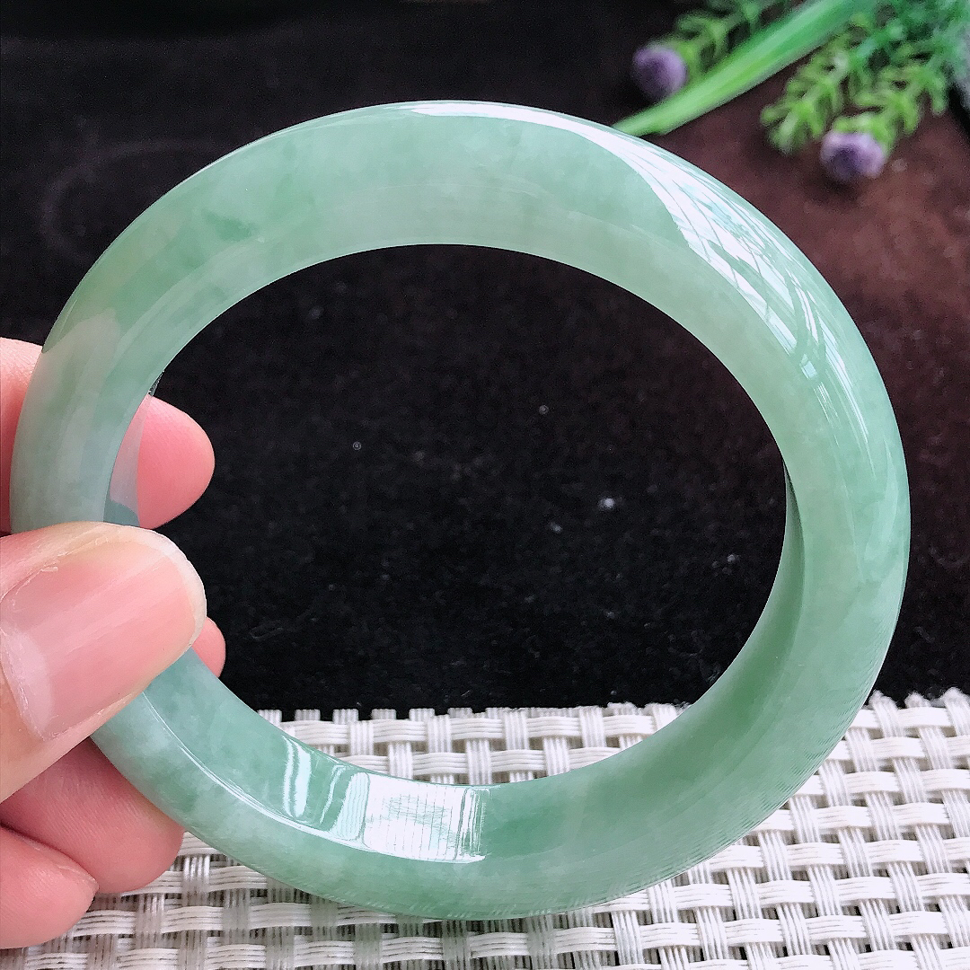 实拍A货翡翠58.5/13/9.5老坑秀气温润满色手镯宽边玉镯平安镯百搭