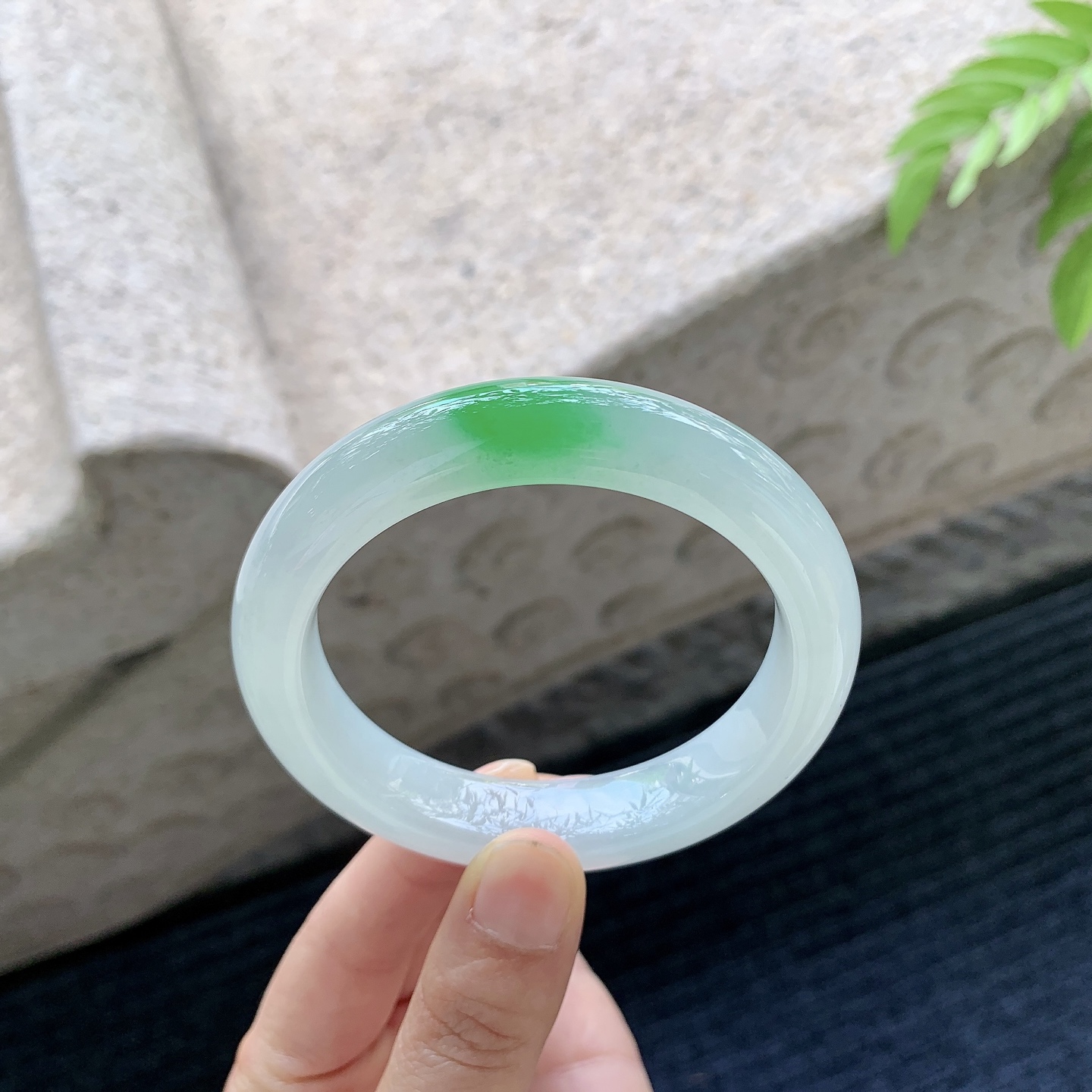 正圈56 57，圈口57.6/12.2/9.4，编码H3080941，描述冰糯飘阳绿，水润，种老，细腻，无裂。