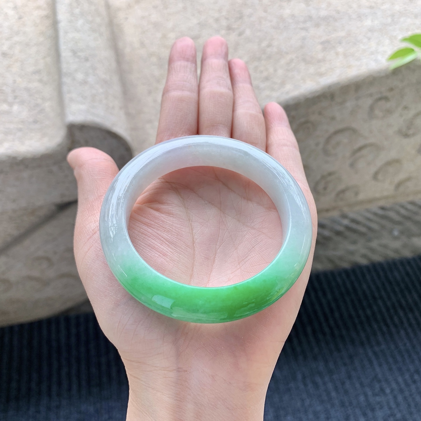 正圈54 55，圈口55.1/12.1/9.3，编码FL080954，描述飘辣绿，水润，种老，细腻，打灯有絮线