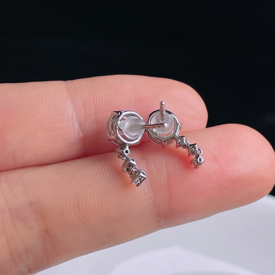 白冰耳钉，老种起光，细底通透，尺寸：裸石6.6/6/3mm0809