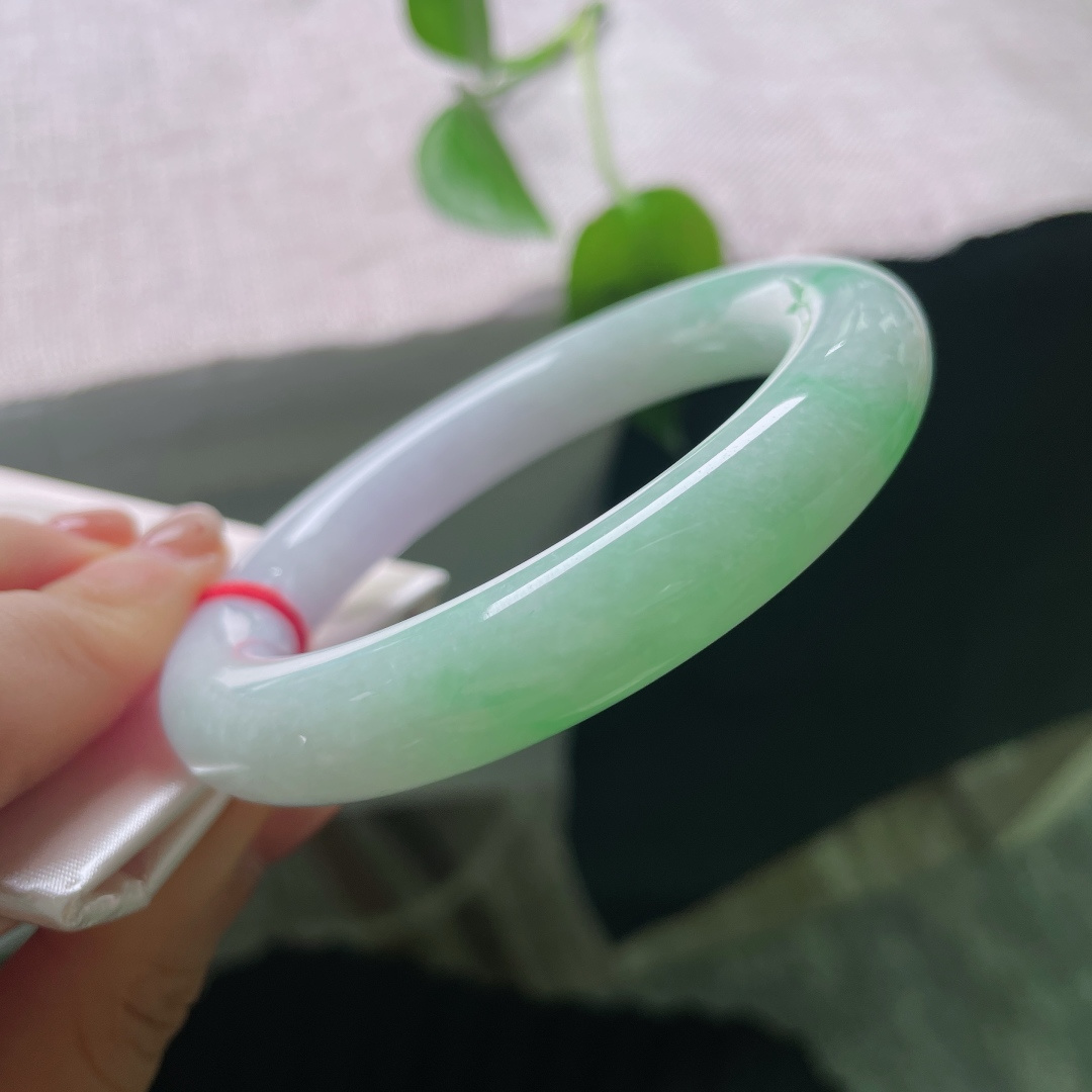 56/11.6，春彩圆条，一点皮纹，朦胧紫底衬鲜翠，花色清新柔和，器型饱满厚实，氛围感满满的春日手镯。ss56694a