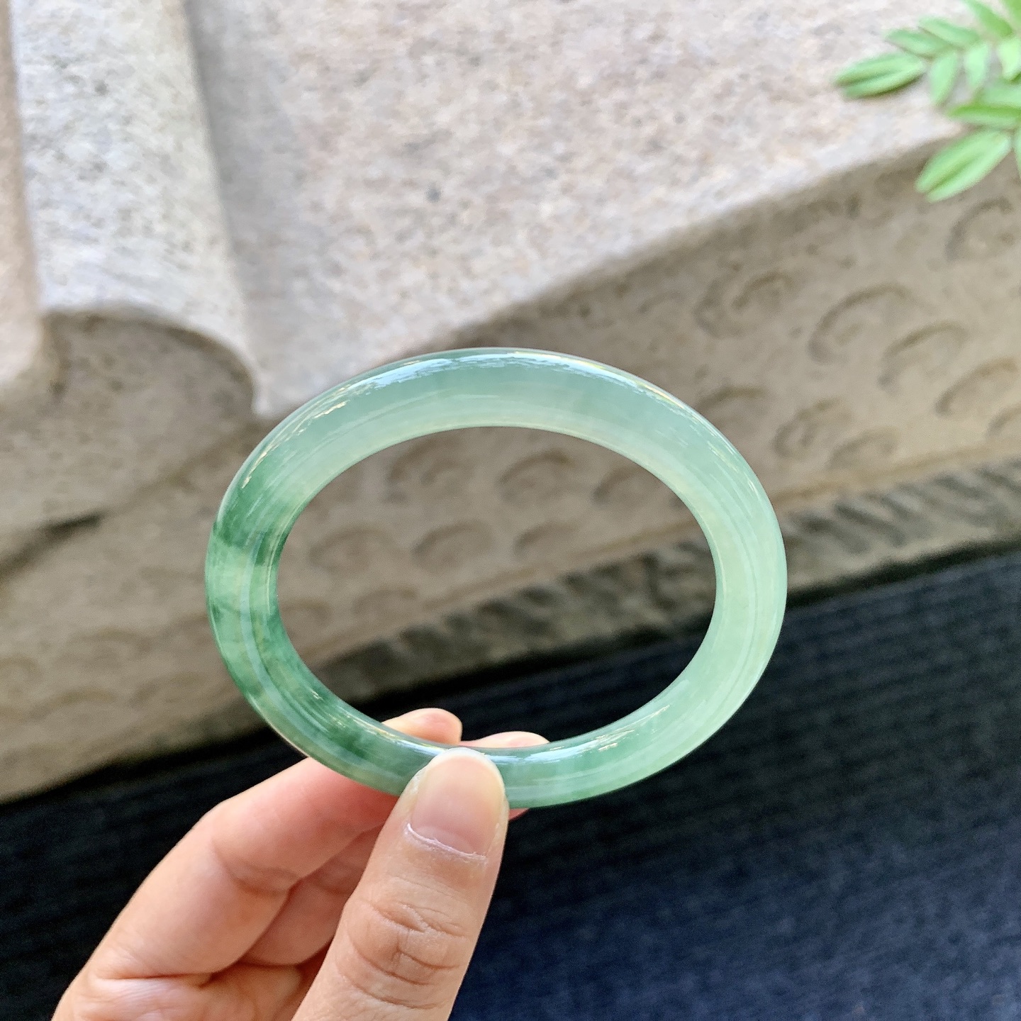 圆条53 54，圈口54.8/8.2/8.3，编码B2081007，糯冰绿花，水润，种老，细腻，无裂。