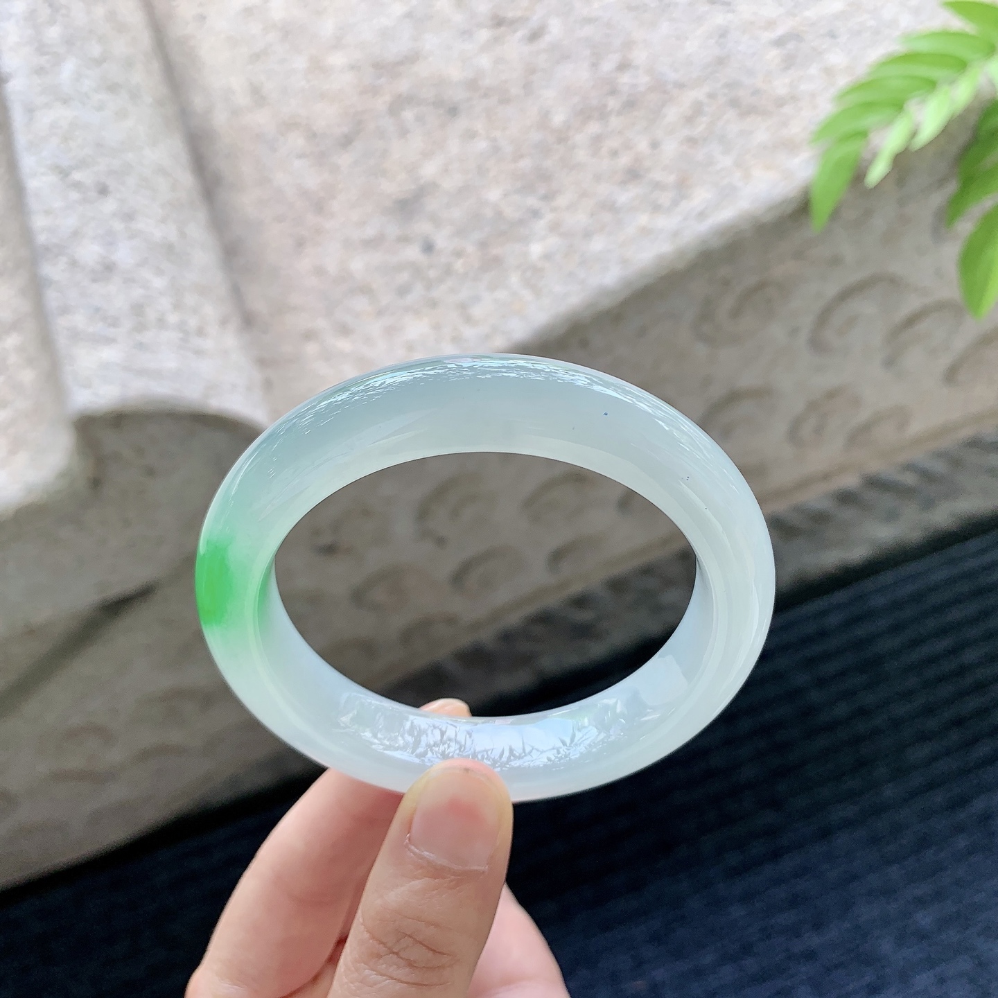 正圈56 57，圈口57.6/12.2/9.4，编码H3080941，描述冰糯飘阳绿，水润，种老，细腻，无裂。