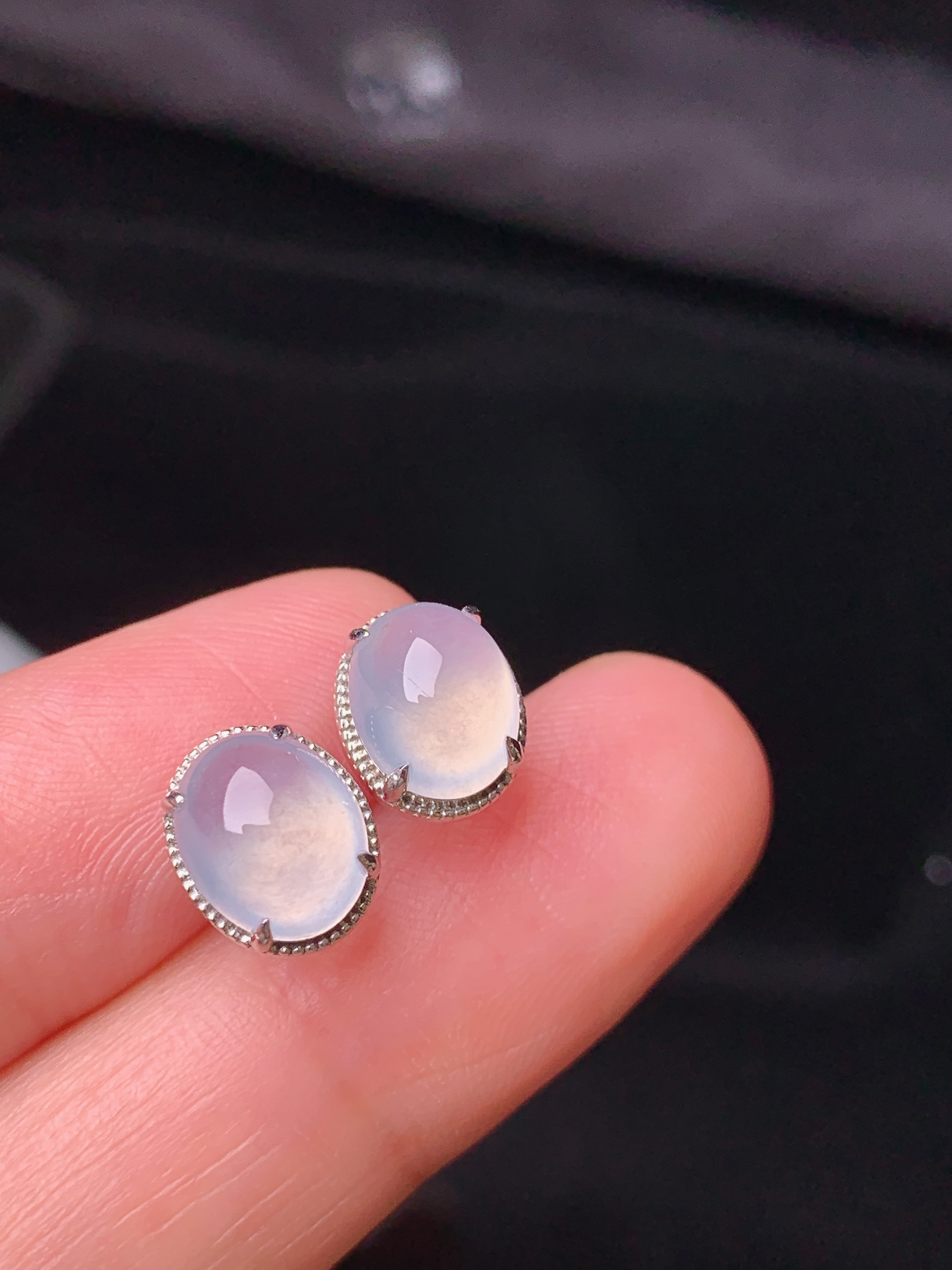 18k金镶嵌冰种蛋面耳钉 玉质细腻 色泽艳丽清新 水润亮眼 整体尺寸9.3*7.7*5.2 j2