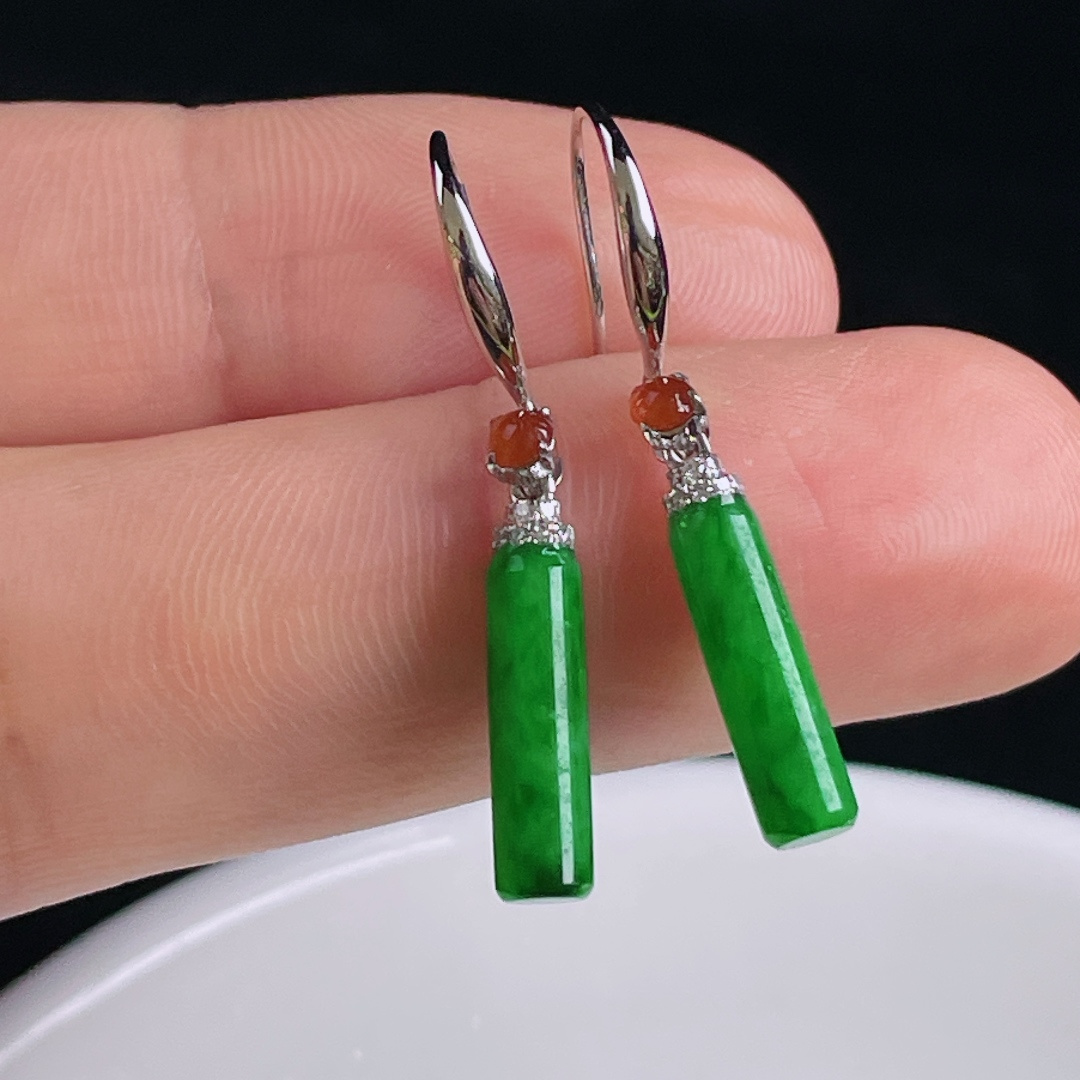️辣绿耳坠，老种起光，细底通透，尺寸：裸石13/3.7mm0809