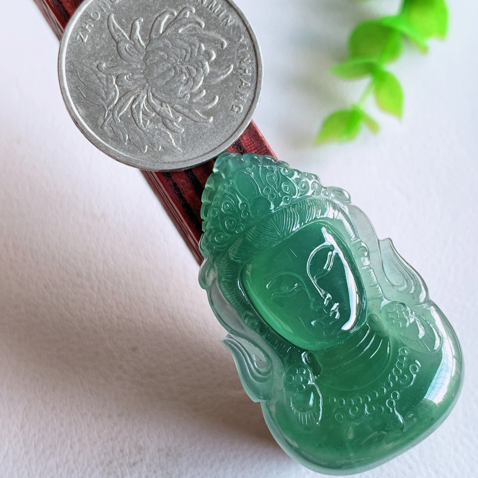 蓝冰精雕观音吊坠，法相端庄大气，工艺精湛，种色浓郁，细腻饱满冰润，种老水足，收藏佳品，佩戴大气  W03.7    尺寸：41.2-25-5.8mm