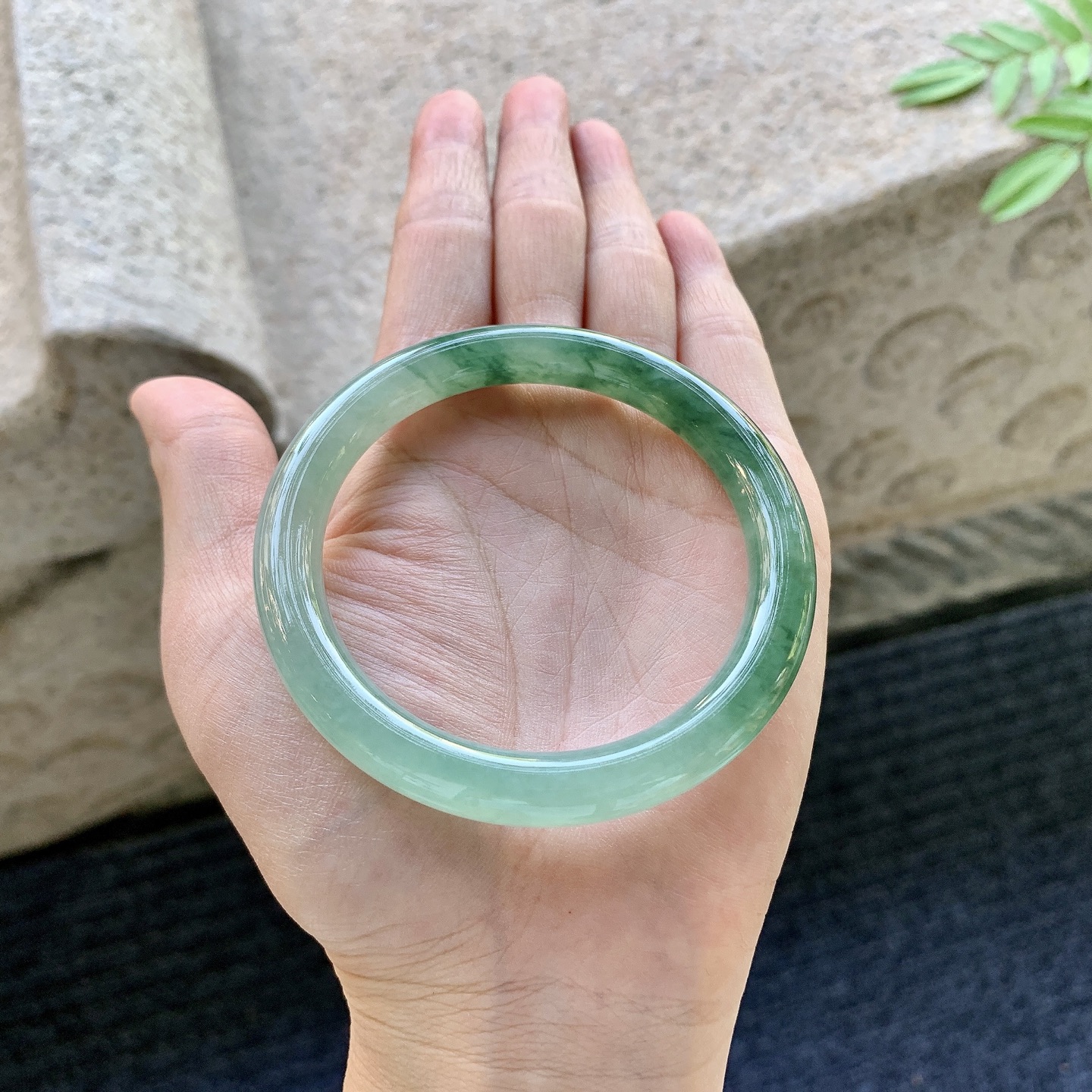 圆条53 54，圈口54.8/8.2/8.3，编码B2081007，糯冰绿花，水润，种老，细腻，无裂。