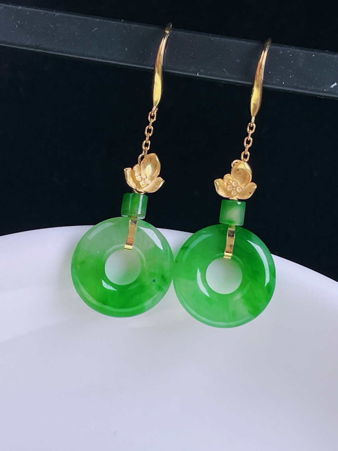 ️辣绿耳坠，老种起光，细底通透，尺寸：裸石12/2.6mm0809