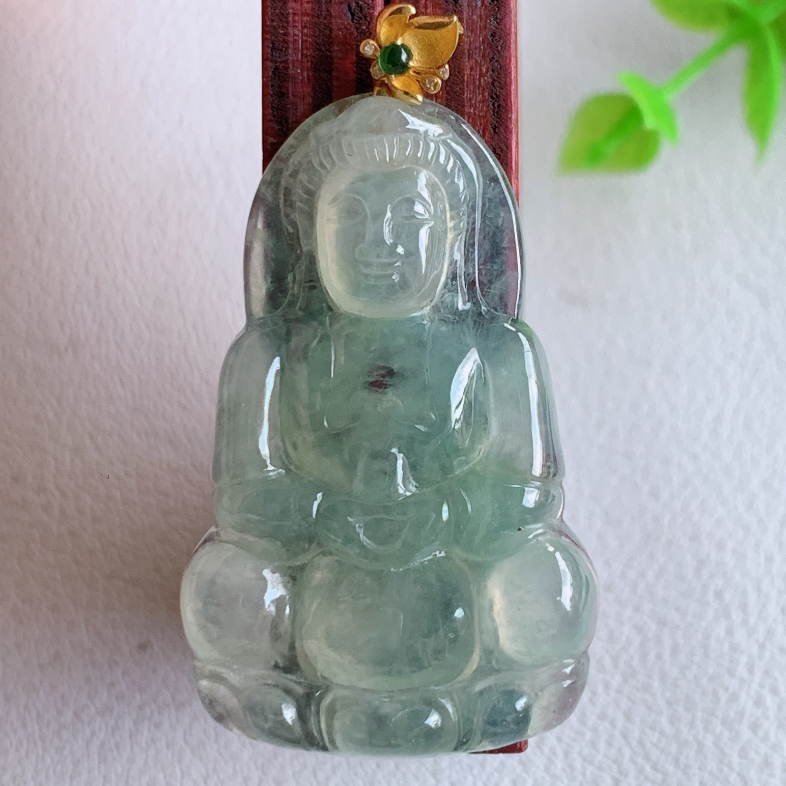 18k金扣冰润精雕观音吊坠，法相端庄大气，工艺精湛，种色浓郁，细腻饱满冰润，种老水足，收藏佳品，佩戴大气  W03.7  尺寸：36.2-23-4.5mm