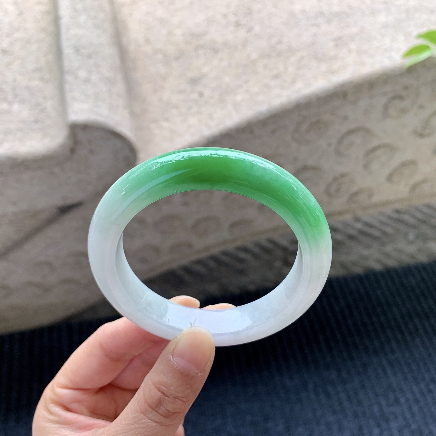 正圈54 55，圈口55.1/12.1/9.3，编码FL080954，描述飘辣绿，水润，种老，细腻，打灯有絮线