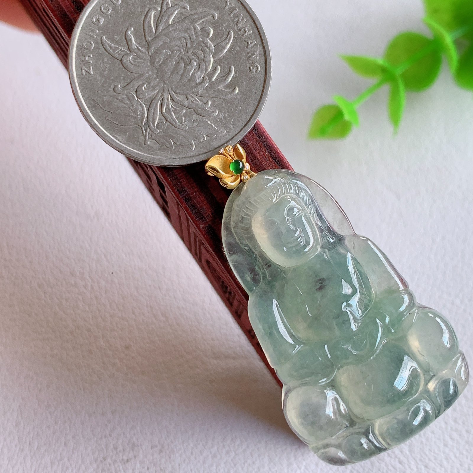 18k金扣冰润精雕观音吊坠，法相端庄大气，工艺精湛，种色浓郁，细腻饱满冰润，种老水足，收藏佳品，佩戴大气  W03.7  尺寸：36.2-23-4.5mm