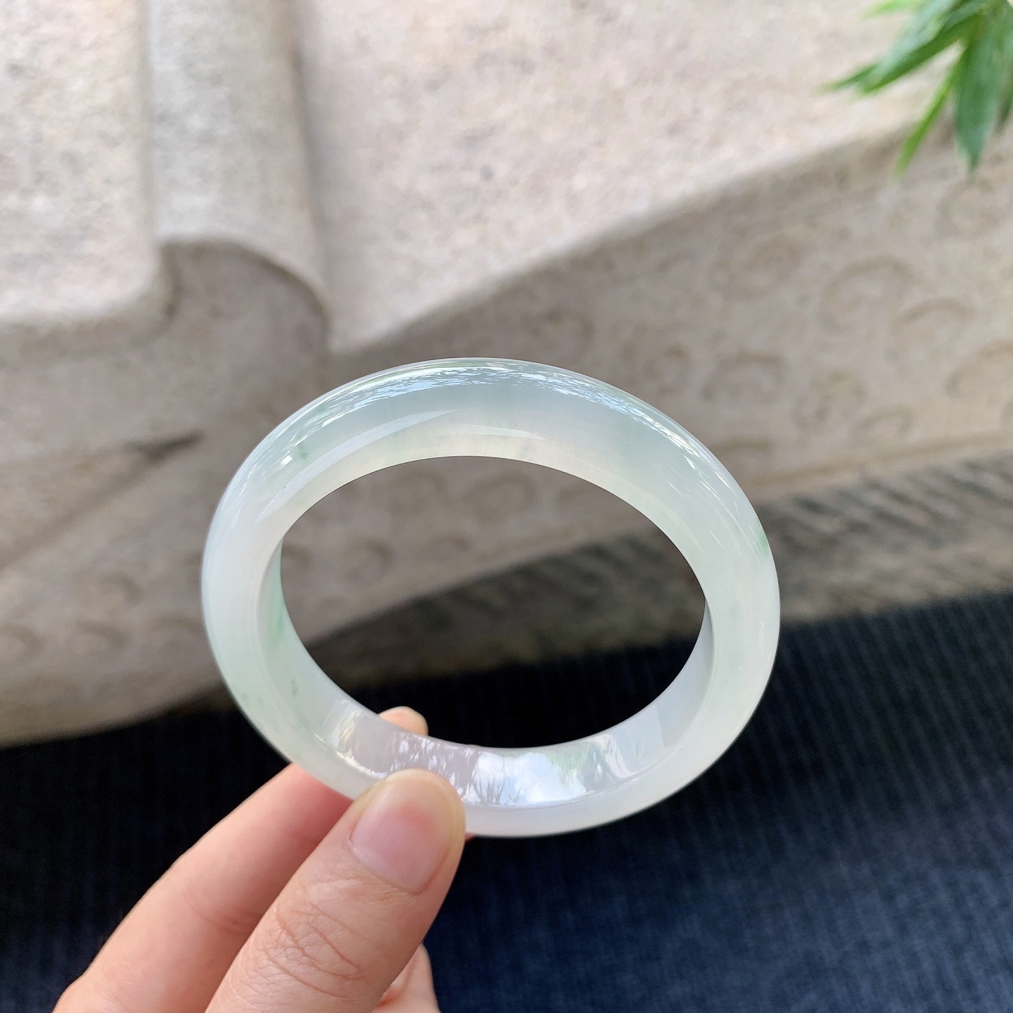 正圈55 56，圈口56.2/12.4/8.6，编码DW080957，冰糯飘花，清透，水润，种老，无裂。