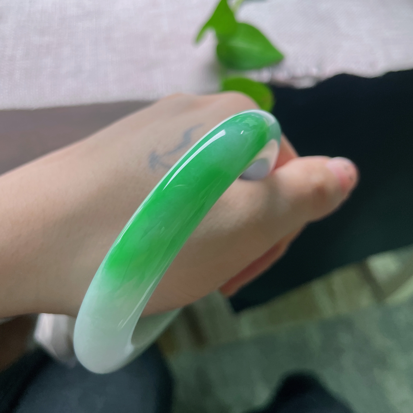 56.8/11.4/10.2，飘绿正圈，一抹正阳绿鲜亮柔和，玉面顺滑冰凉，上手清新雅致，清爽舒适氛围感拉满。ss56573a