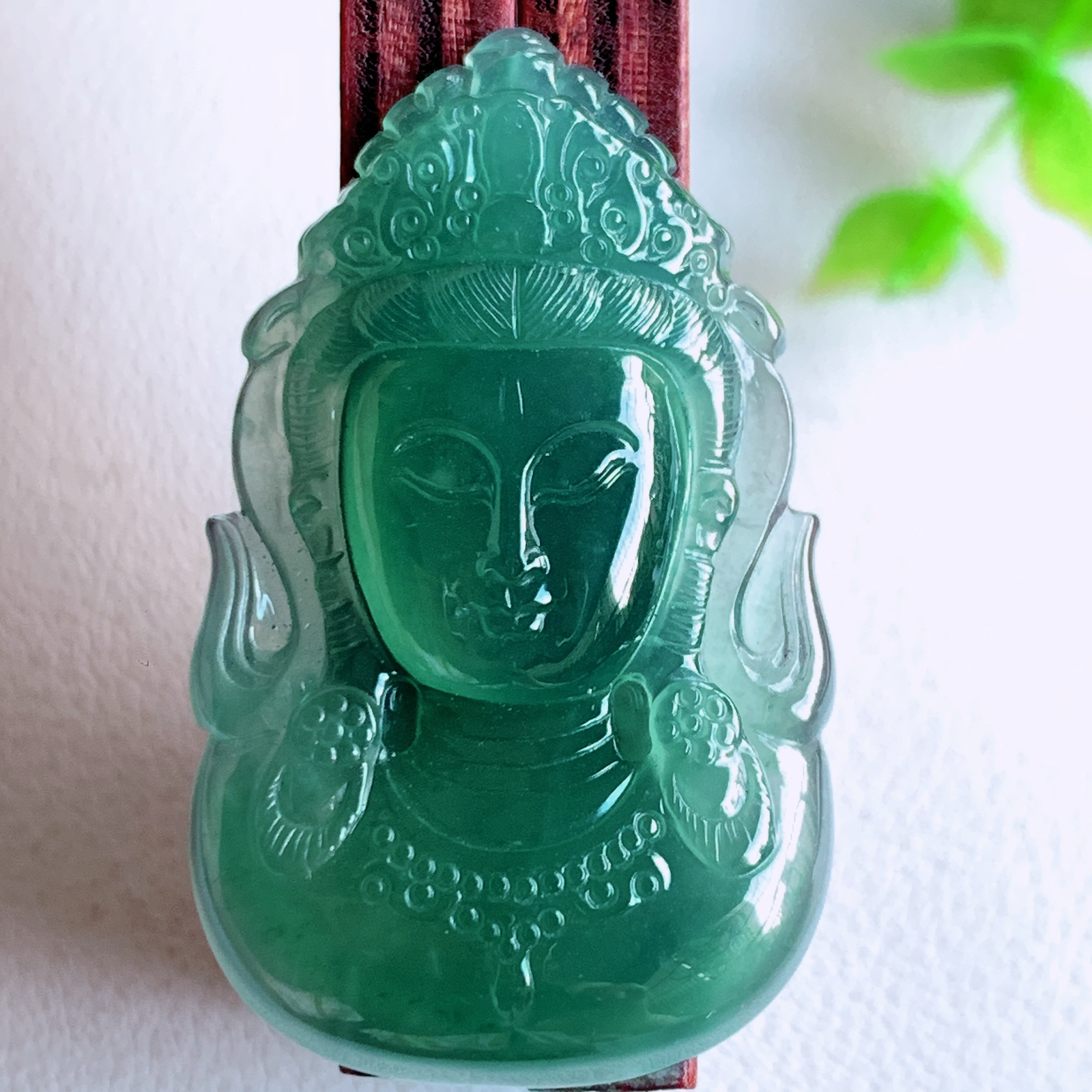 蓝冰精雕观音吊坠，法相端庄大气，工艺精湛，种色浓郁，细腻饱满冰润，种老水足，收藏佳品，佩戴大气  W