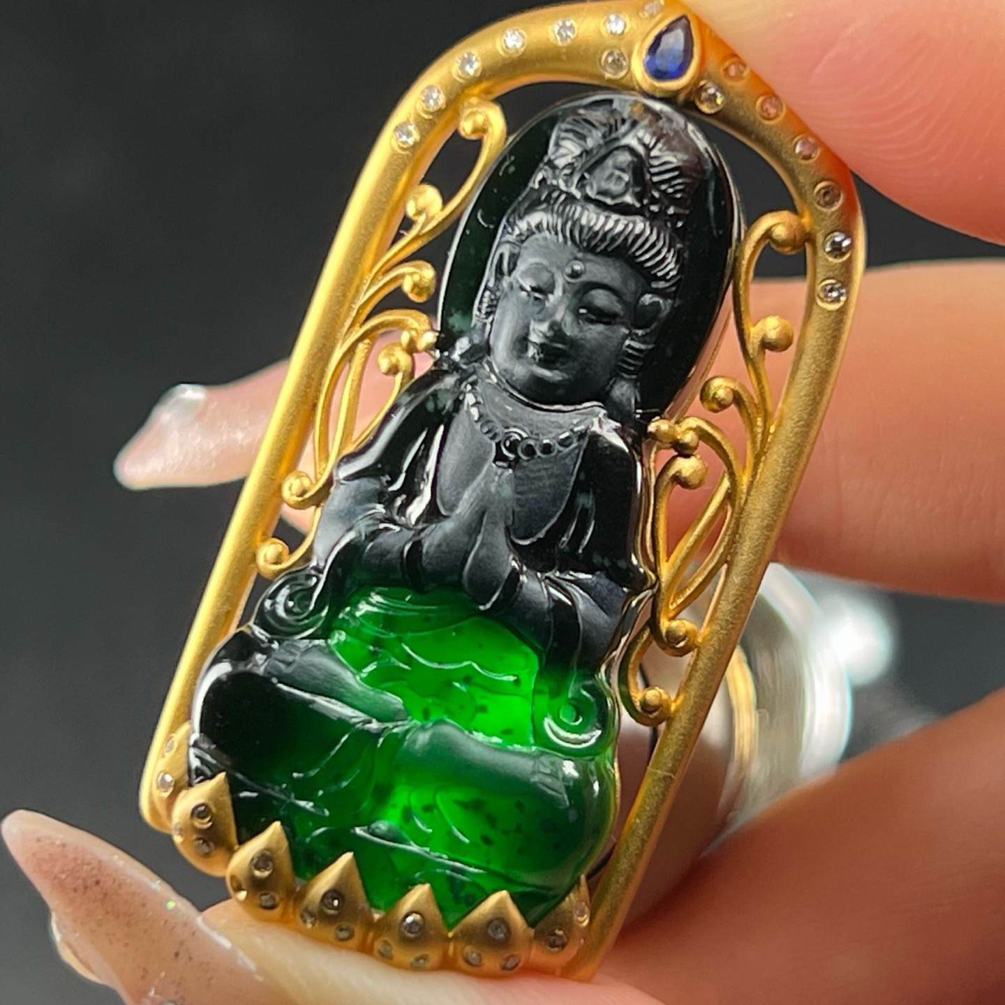 精品18k墨翠观音 种好色正 黑度极好 打灯通透 油性十足 金克重：5.4g