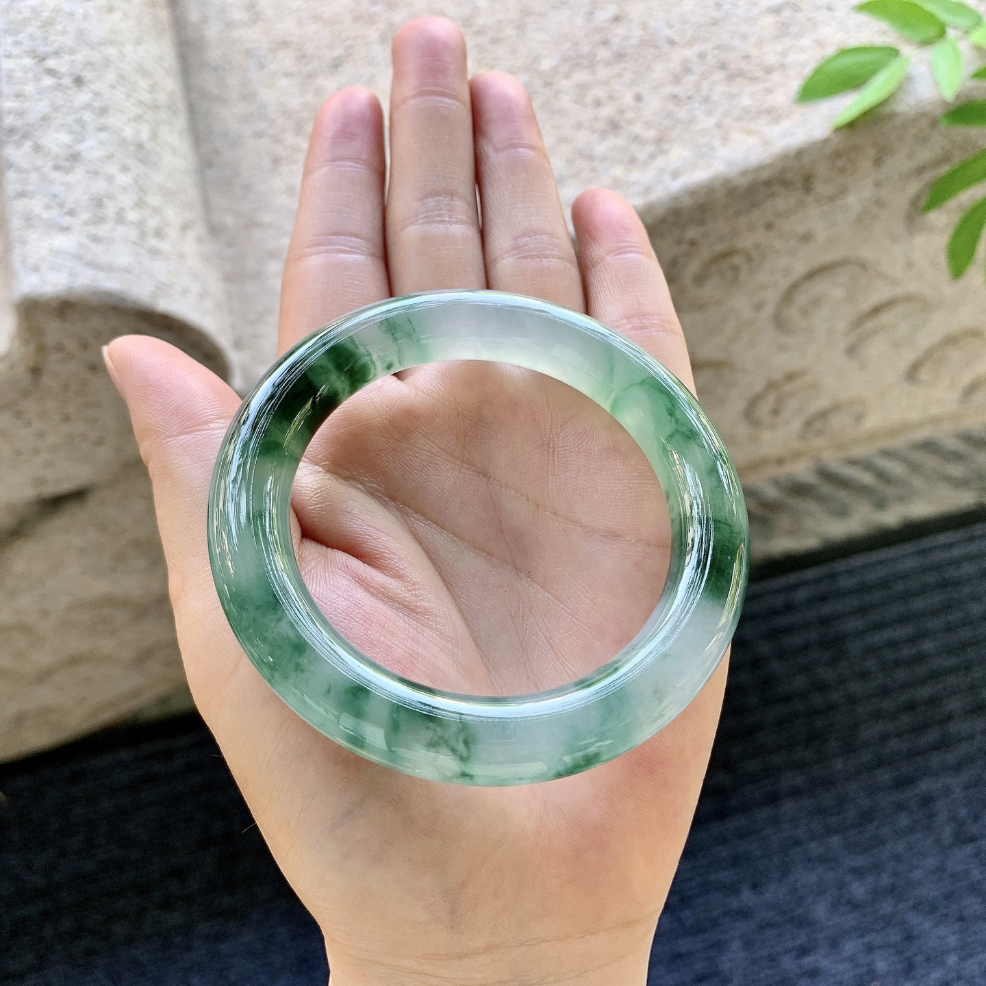 圆条53 54，圈口54.2/10.3/10.8，编码W6080935，描述冰飘绿，清透，水润，种老，细腻，打灯有絮线