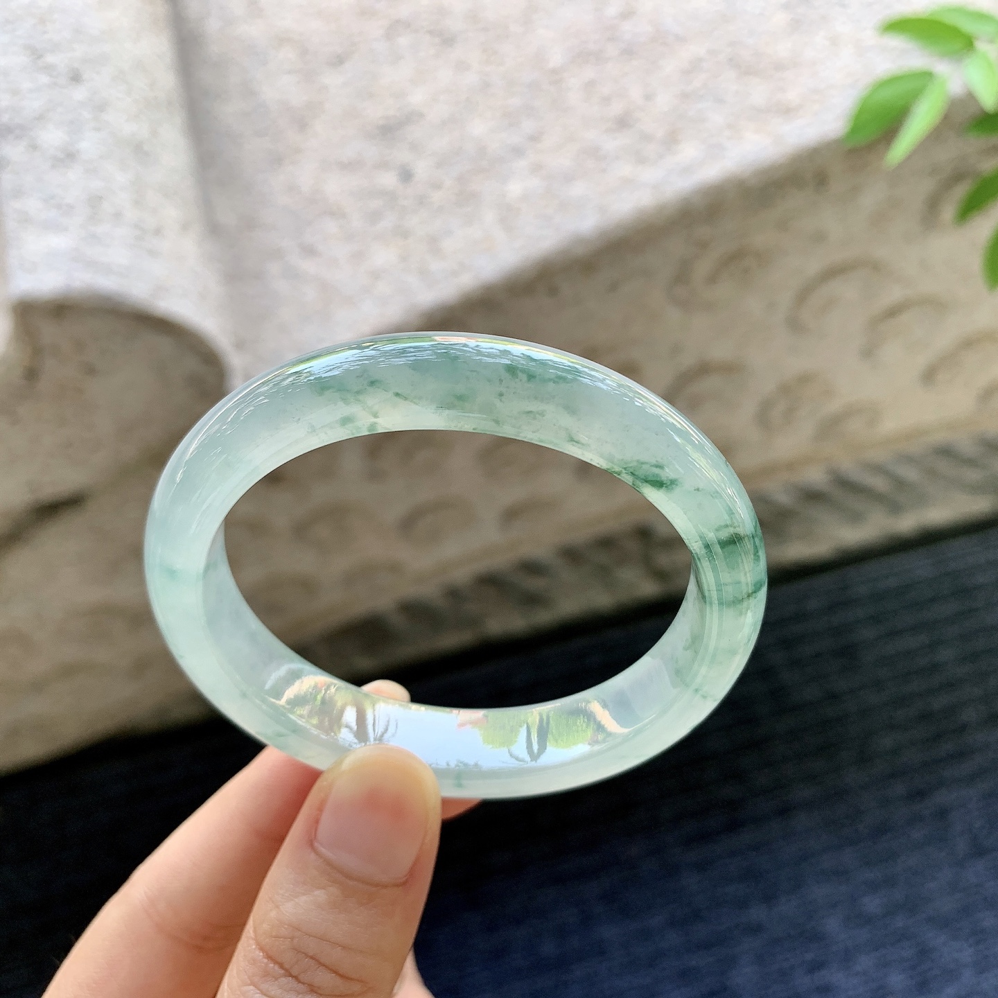 贵妃53 54，圈口54.5/47.5/11.8/7.8，编码C5080918，描述：冰飘花，水润，种老，细腻，无裂。