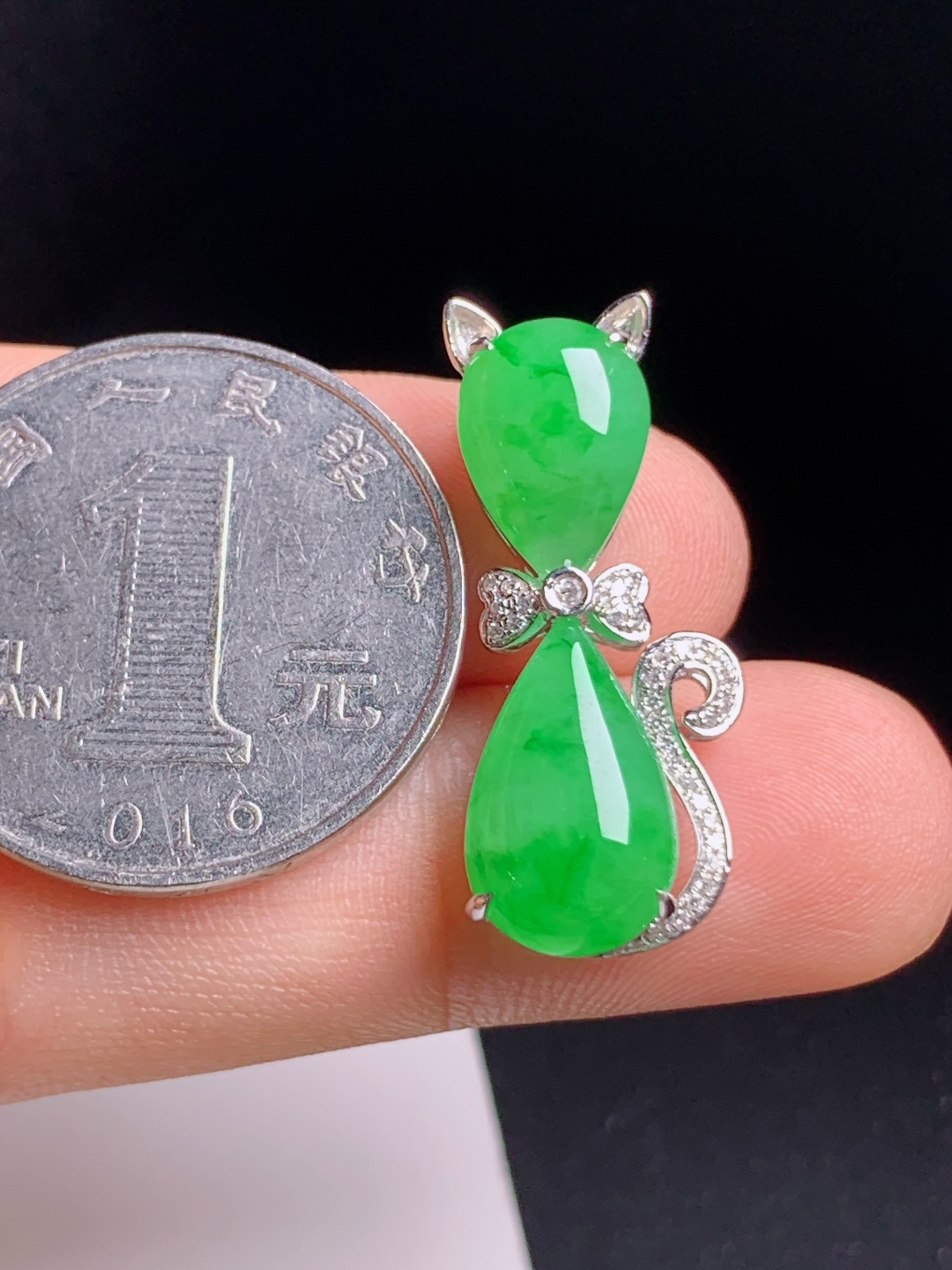 ️ 阳绿招财猫水滴吊坠，色艳浓郁，款式俏皮，灵动吸睛，裸石13.5-7.9-3.528.2