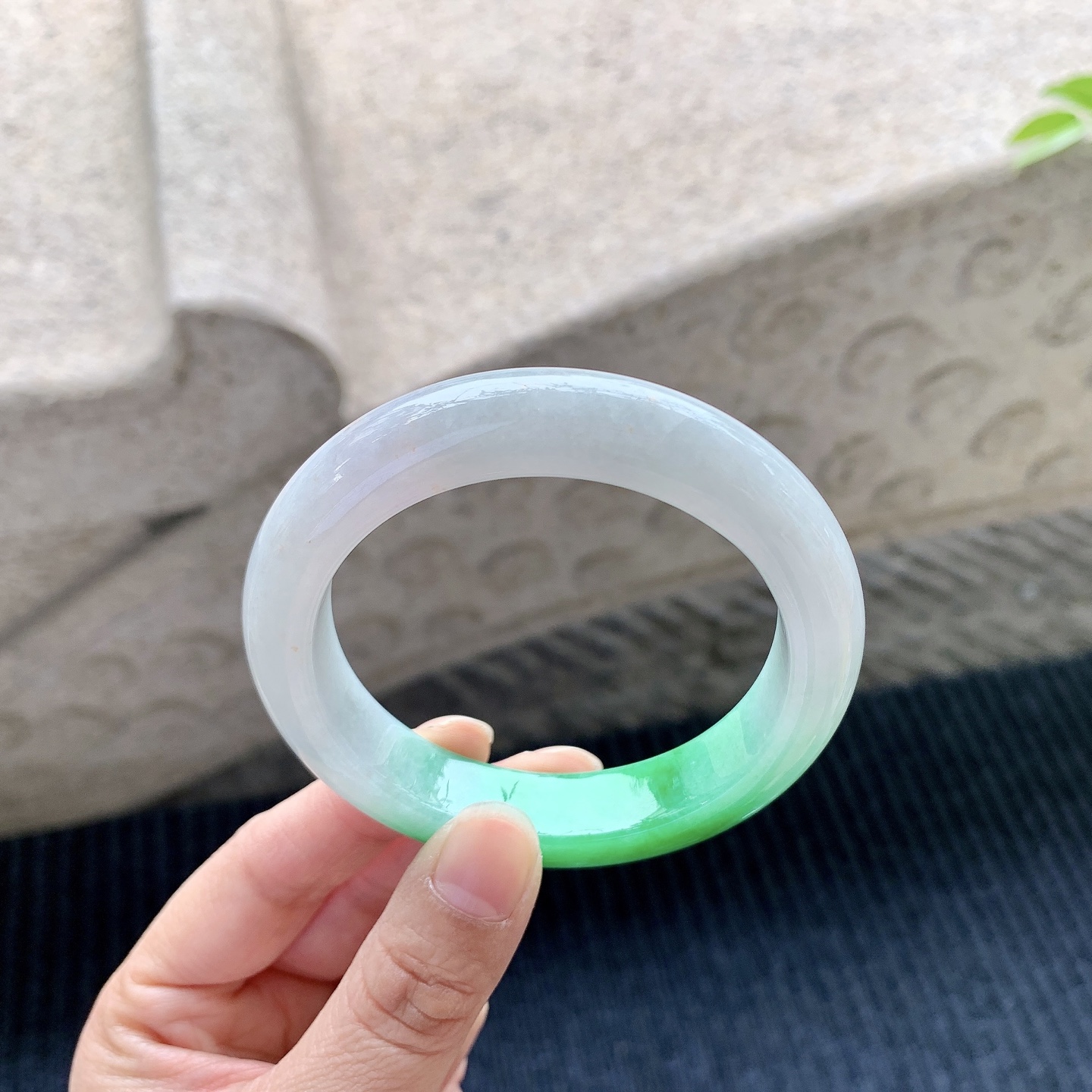 正圈54 55，圈口55.1/12.1/9.3，编码FL080954，描述飘辣绿，水润，种老，细腻，打灯有絮线