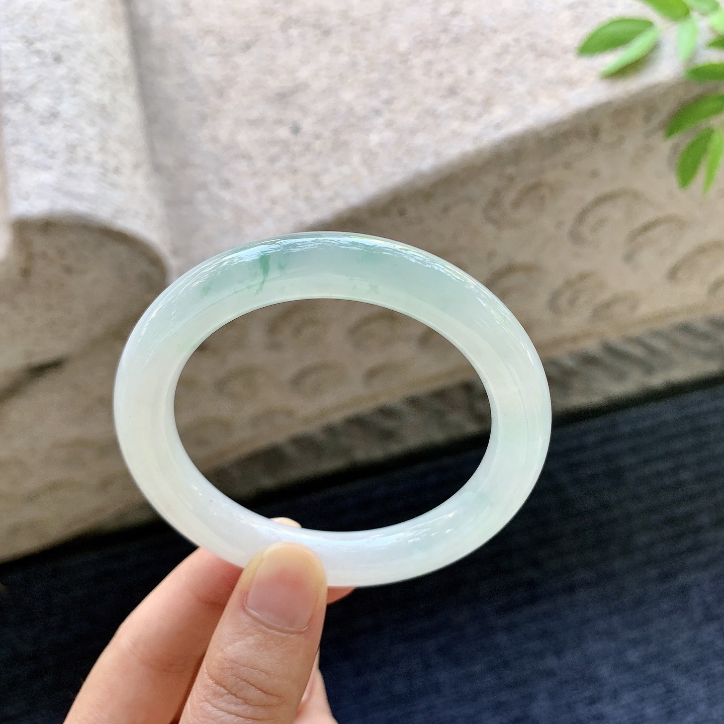 圆条53 54，圈口54.6/10.1/9.6，编码C5080924，描述：冰糯飘绿，水润，种老，细腻，有纹线