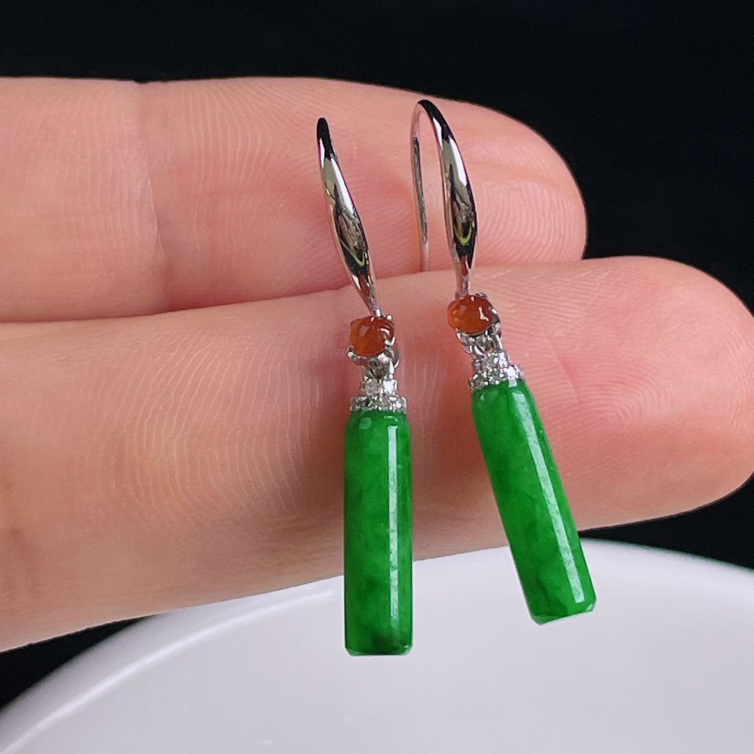 ️辣绿耳坠，老种起光，细底通透，尺寸：裸石13/3.7mm0809