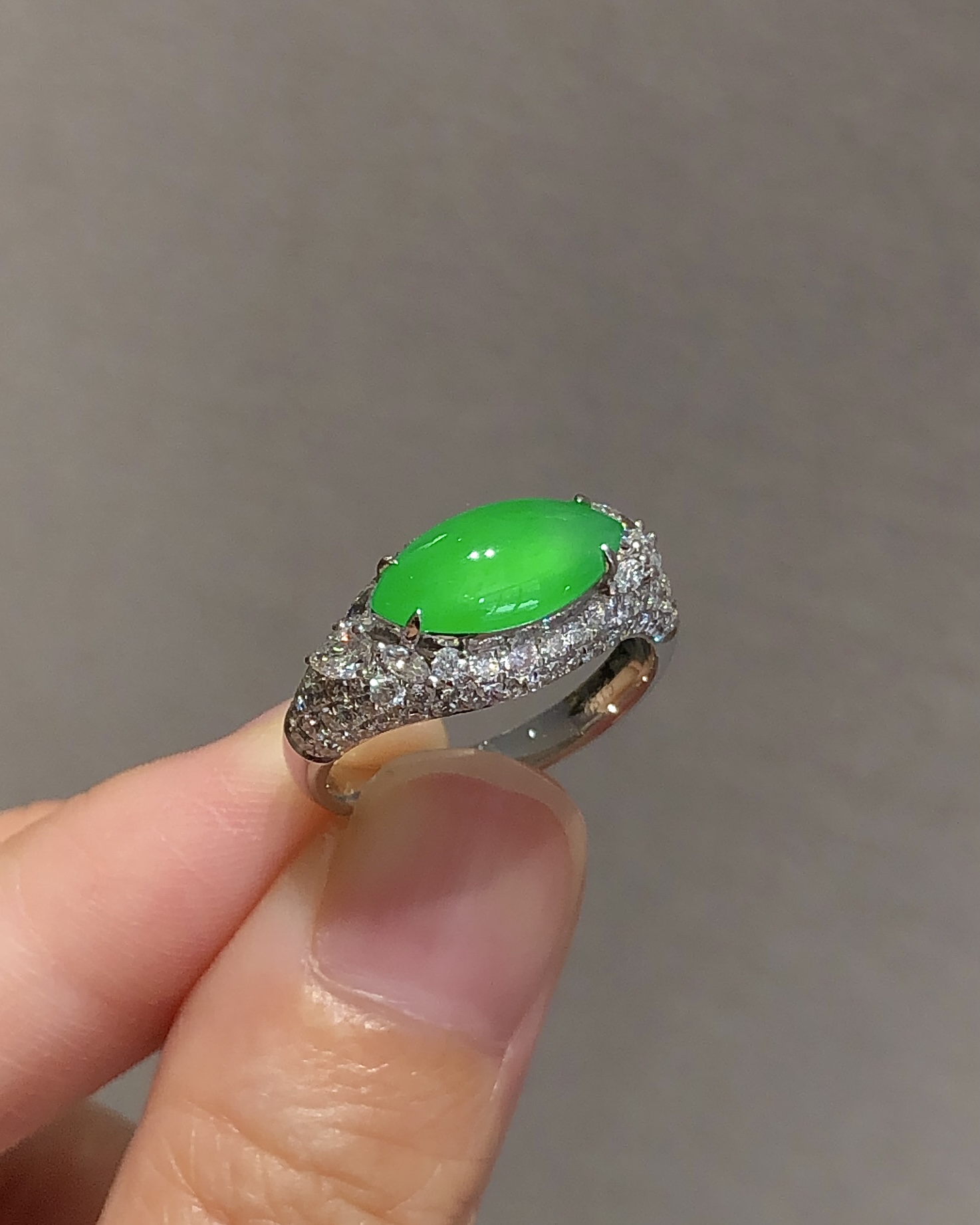 缅甸玻璃种黄阳绿马眼戒指，冰透起荧光，满色阳绿均匀起胶，马眼形体饱满品相极好，佩戴精致时髦，无裂20.2×9.6×7，裸石12.5×6.1×4