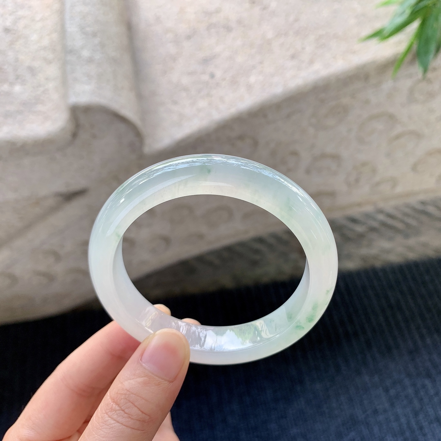 正圈55 56，圈口56.2/12.4/8.6，编码DW080957，冰糯飘花，清透，水润，种老，无裂。
