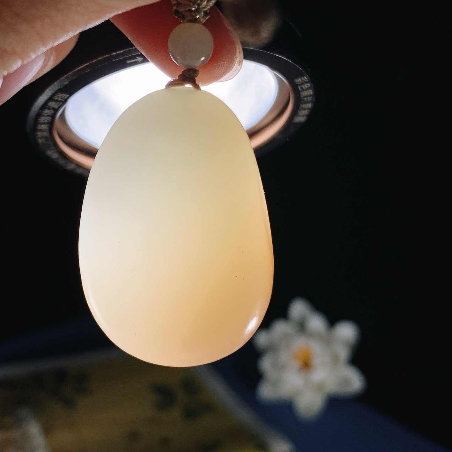 新疆和田玉白玉花开福贵挂件。尺寸40/28/18重34克 玉质细腻油润 底色纯净 脂粉好，品质好。lt260808