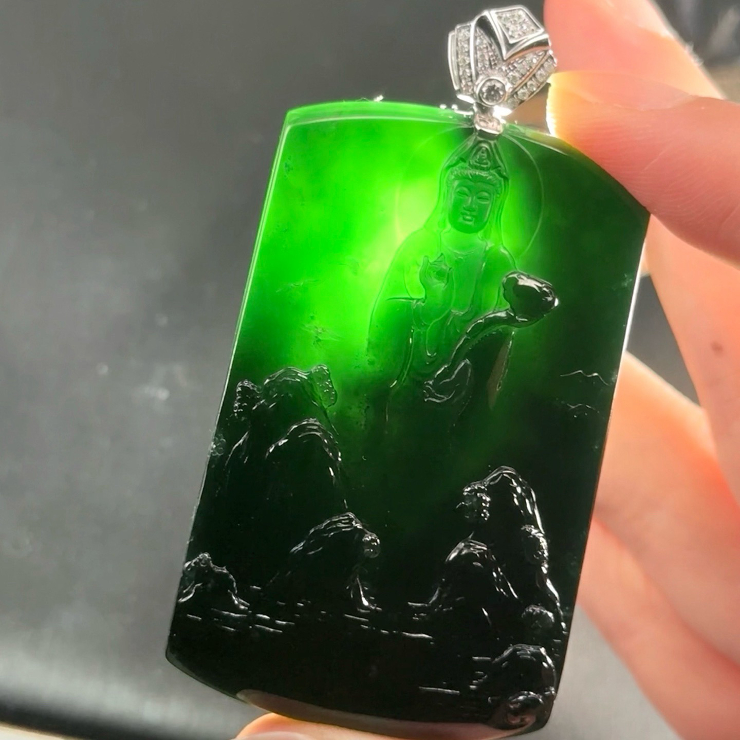 精品18k墨翠山水观音 种好色正 黑度极好 打灯通透 油性十足 尺寸66.4