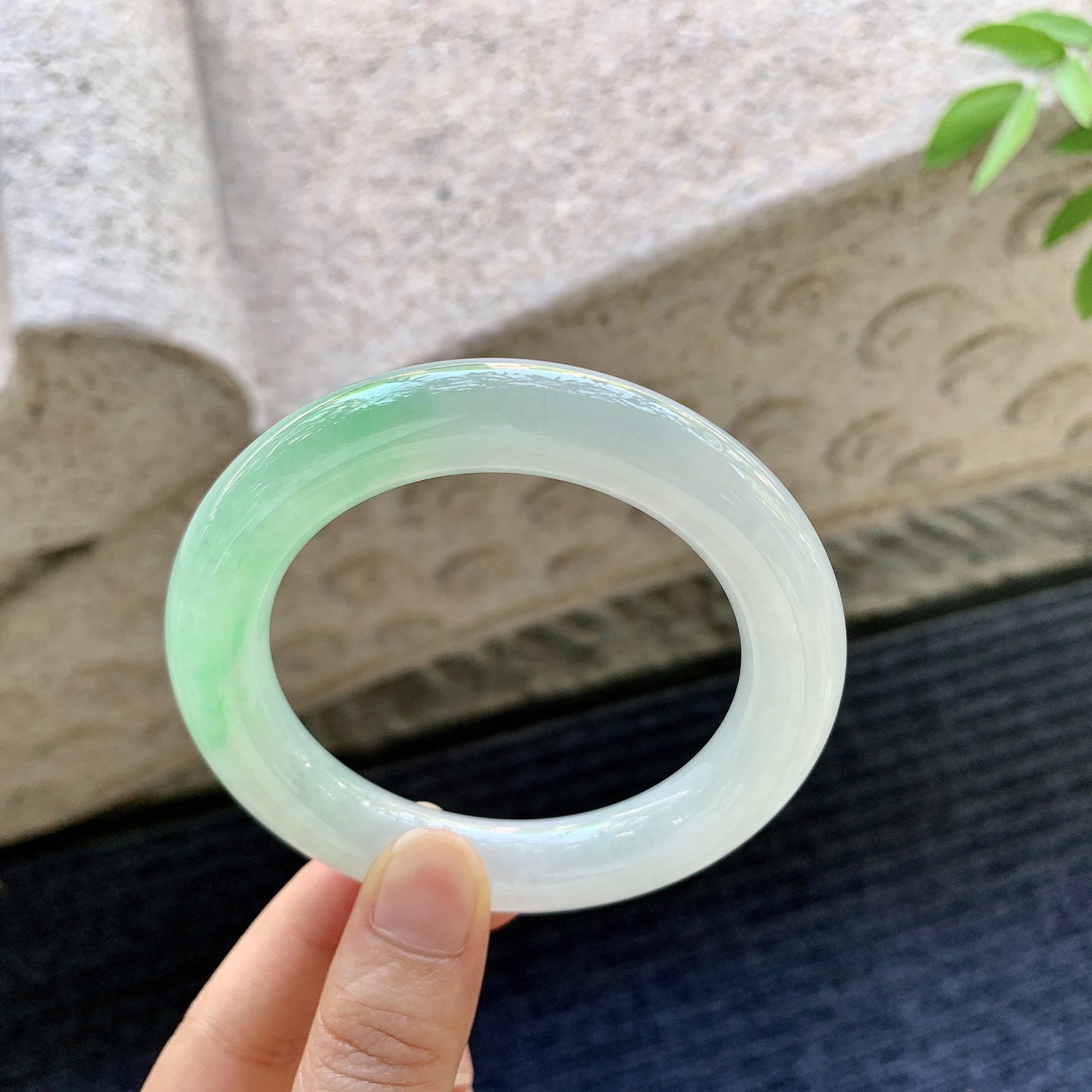 圆条55 56，圈口56.8/11.5/11.7，编码B2080915，描述：冰糯飘绿，水润，种老，细腻，无裂。