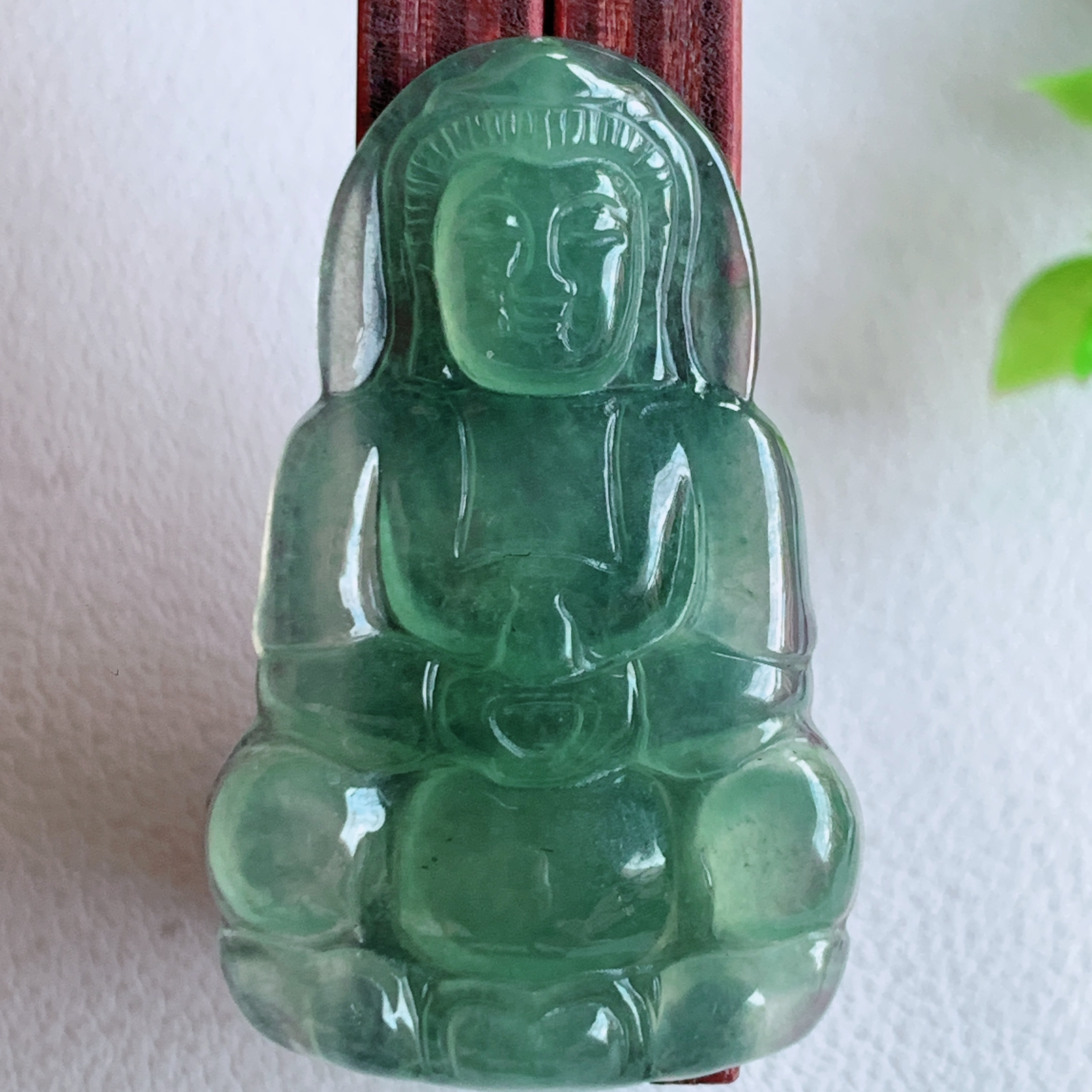 冰润精雕观音吊坠，法相端庄大气，工艺精湛，种色浓郁，细腻饱满冰润，种老水足，收藏佳品，佩戴大气  W