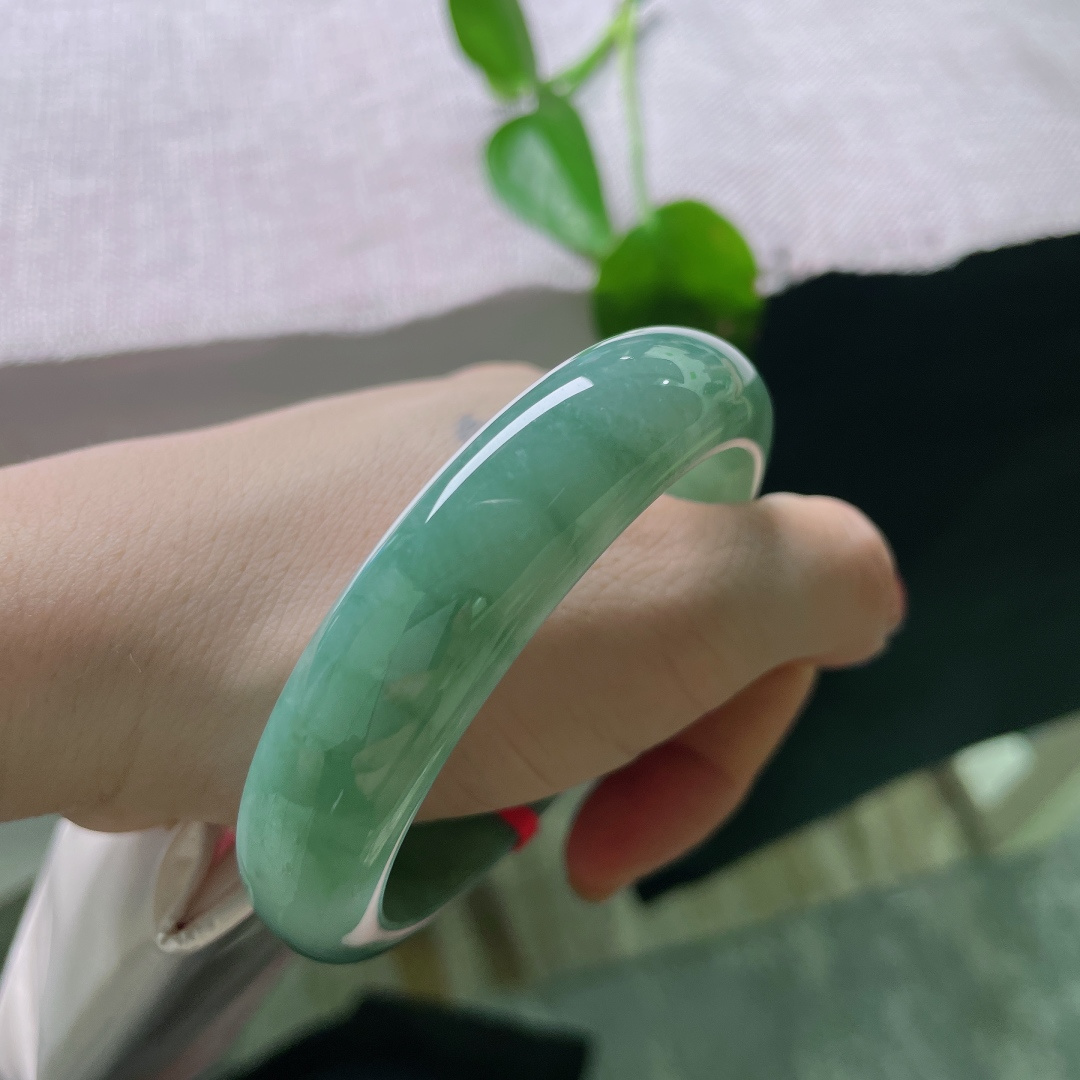 58/14.4/8.1，油绿正圈，无裂，正装宽厚条形制，镯身圆润规整，上手厚实稳重，经典大方。ss56474a